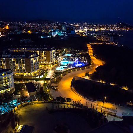 Ramada Resort Kusadasi & Golf Kültér fotó Aerial view of the resort at night