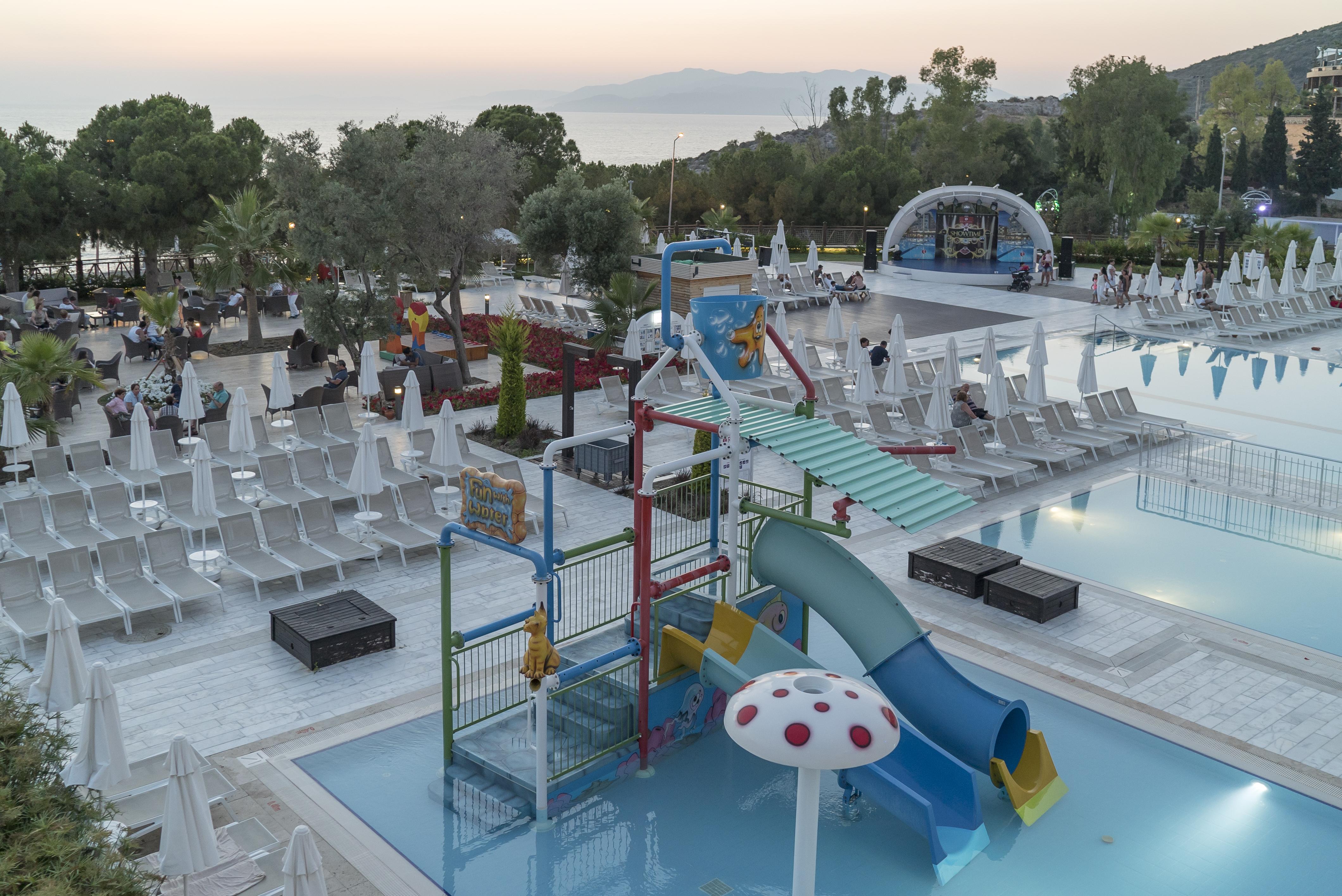 Ramada Resort Kusadasi & Golf Kültér fotó The water park at the hotel