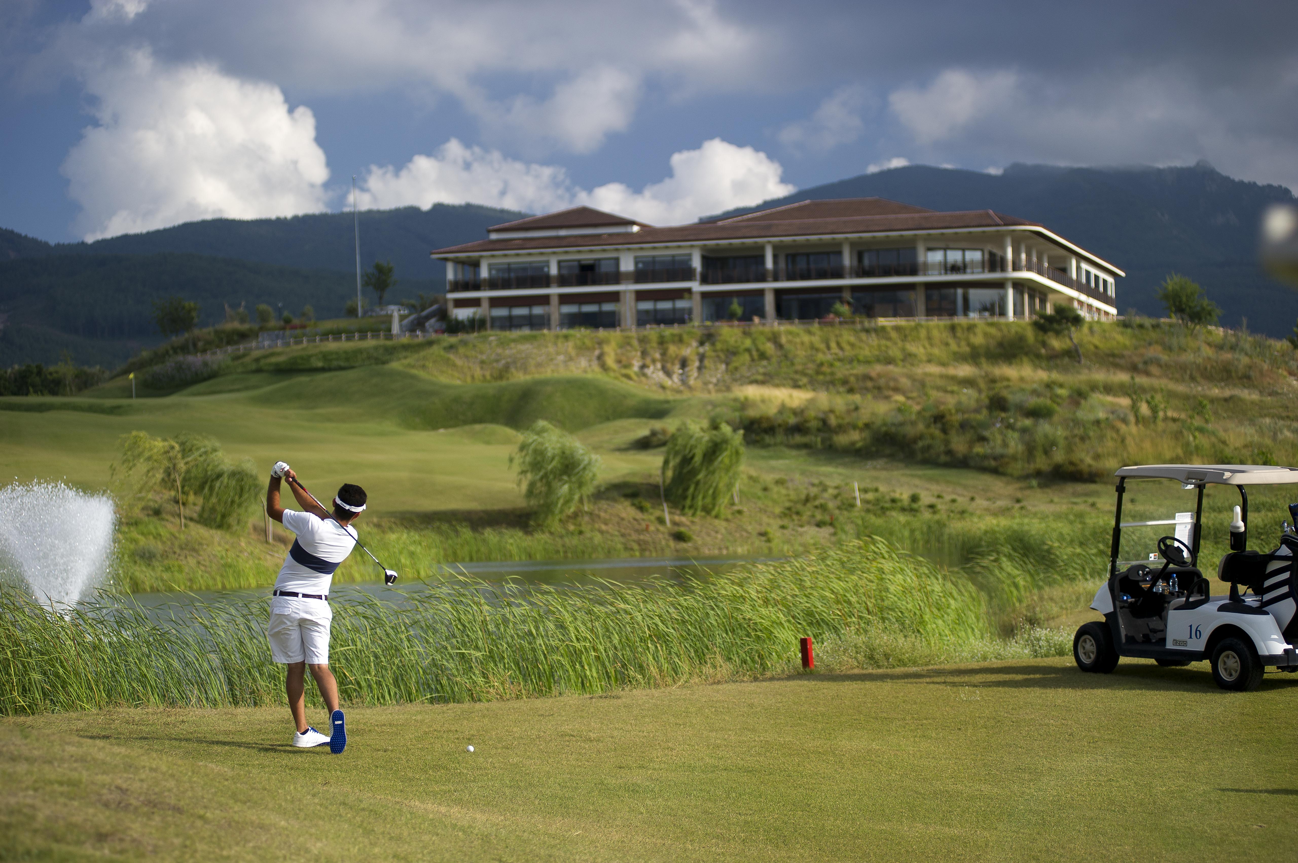 Ramada Resort Kusadasi & Golf Kültér fotó Golf course in Lima, Peru