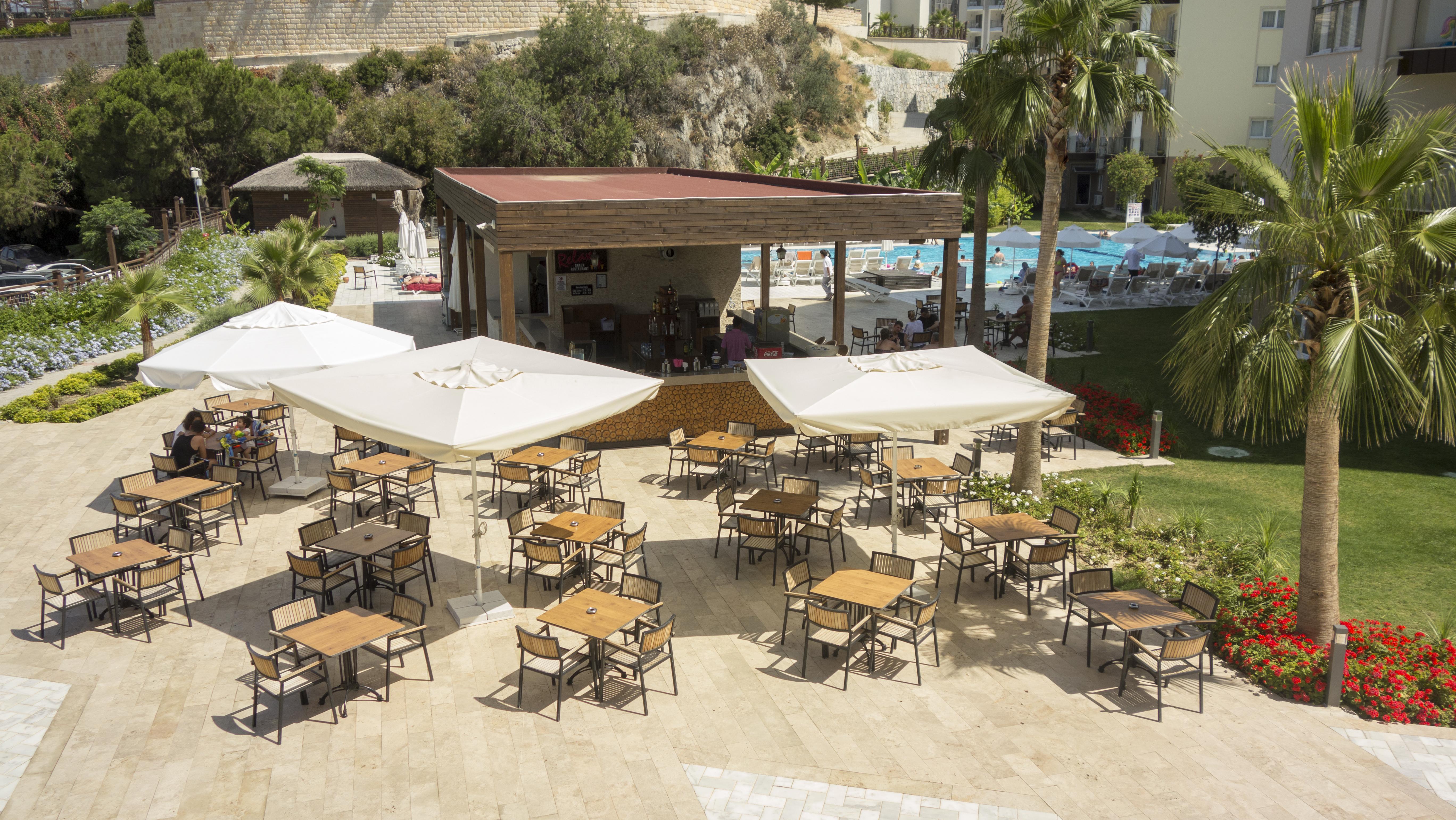 Ramada Resort Kusadasi & Golf Kültér fotó The pool bar at the hotel