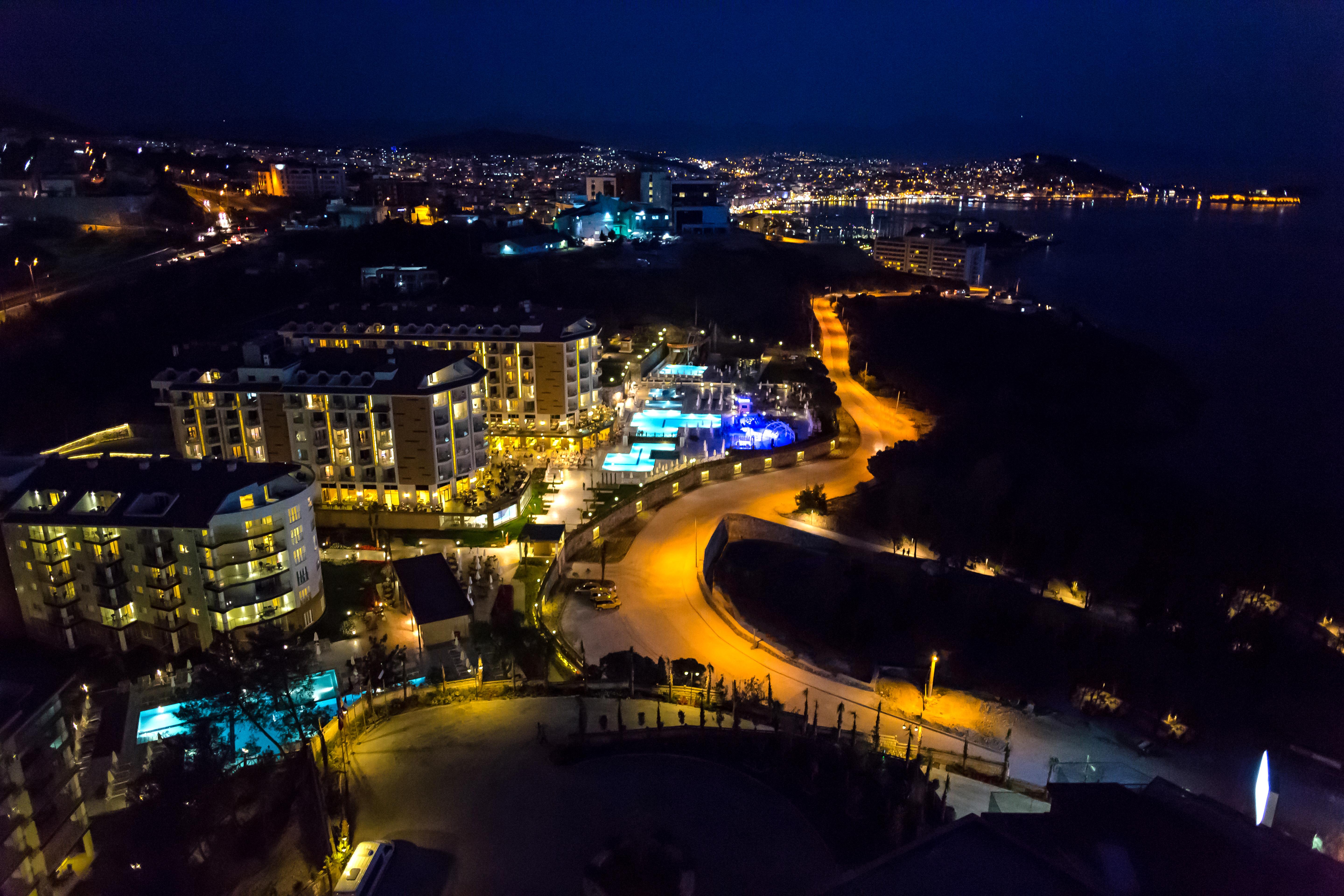 Ramada Resort Kusadasi & Golf Kültér fotó Aerial view of the resort at night