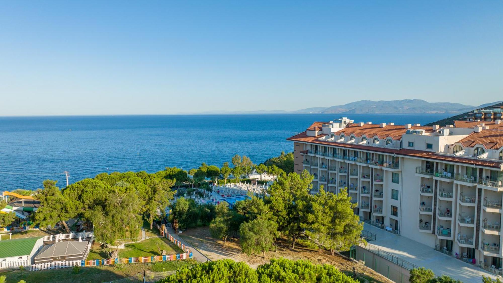 Ramada Resort Kusadasi & Golf Kültér fotó A view of the Aegean Sea from the resort