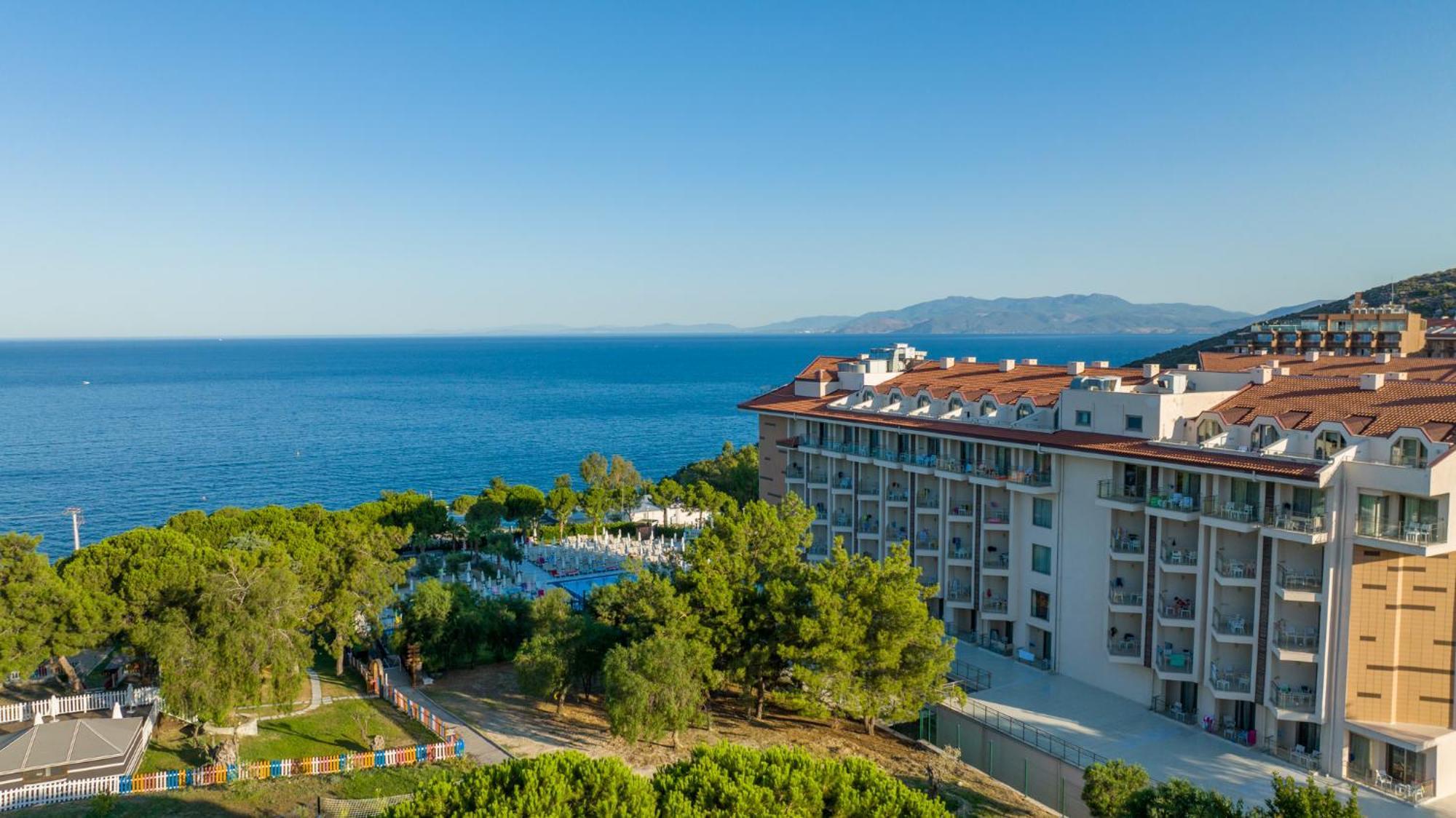 Ramada Resort Kusadasi & Golf Kültér fotó View of the resort