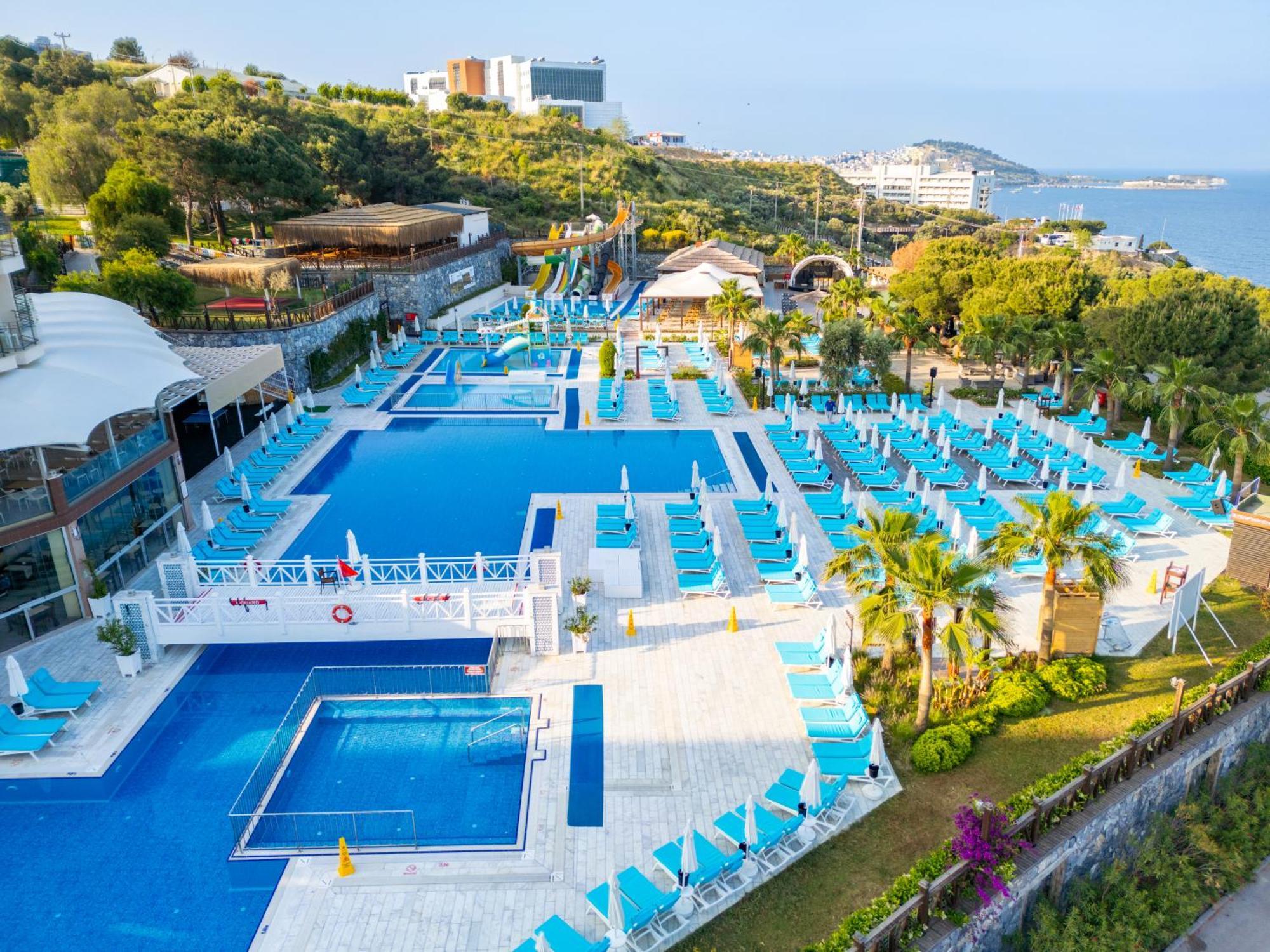 Ramada Resort Kusadasi & Golf Kültér fotó Pool area