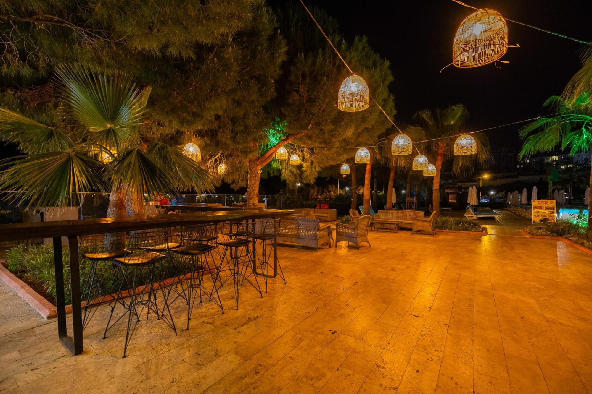 Ramada Resort Kusadasi & Golf Kültér fotó The beach bar at night