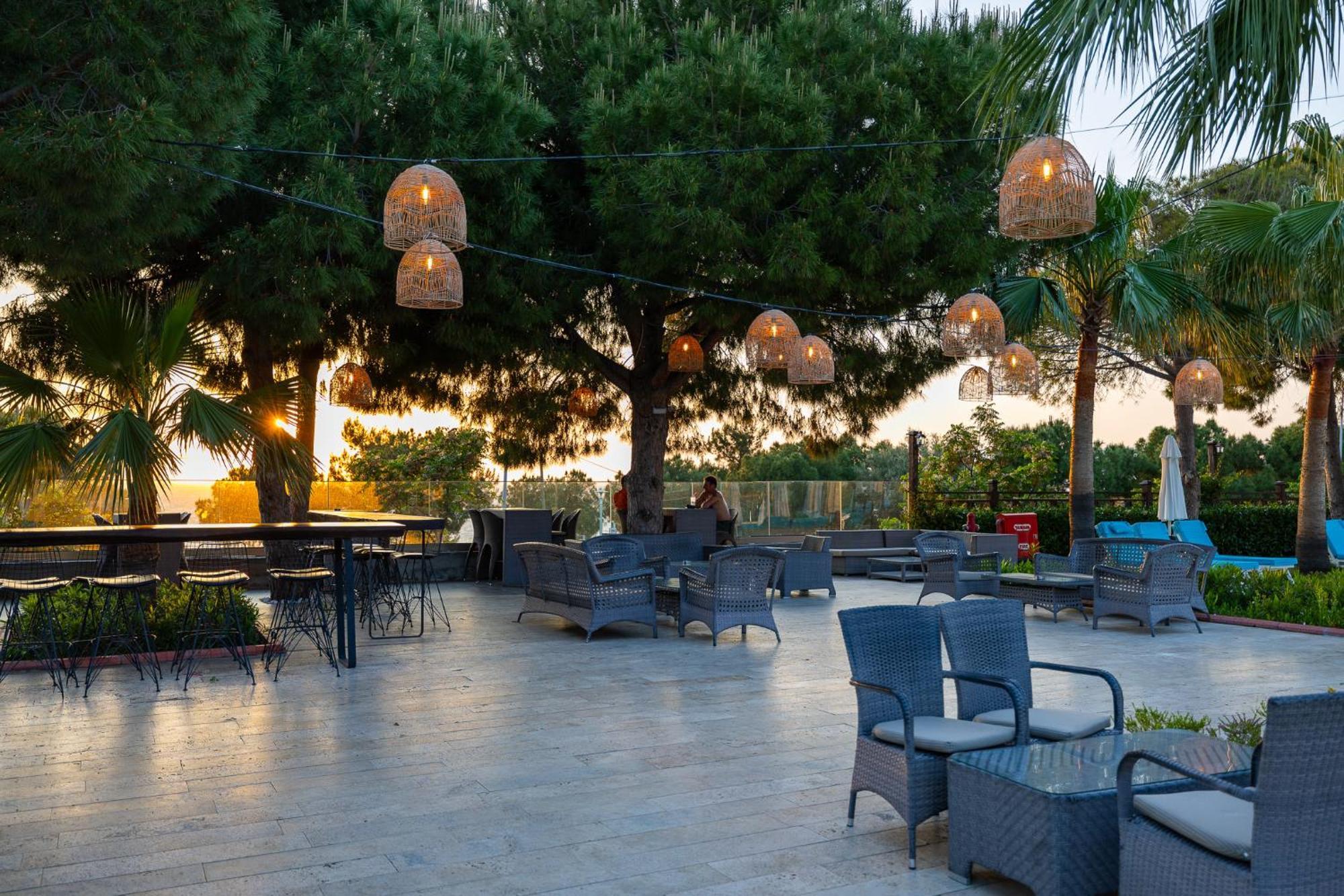 Ramada Resort Kusadasi & Golf Kültér fotó The pool area at the hotel