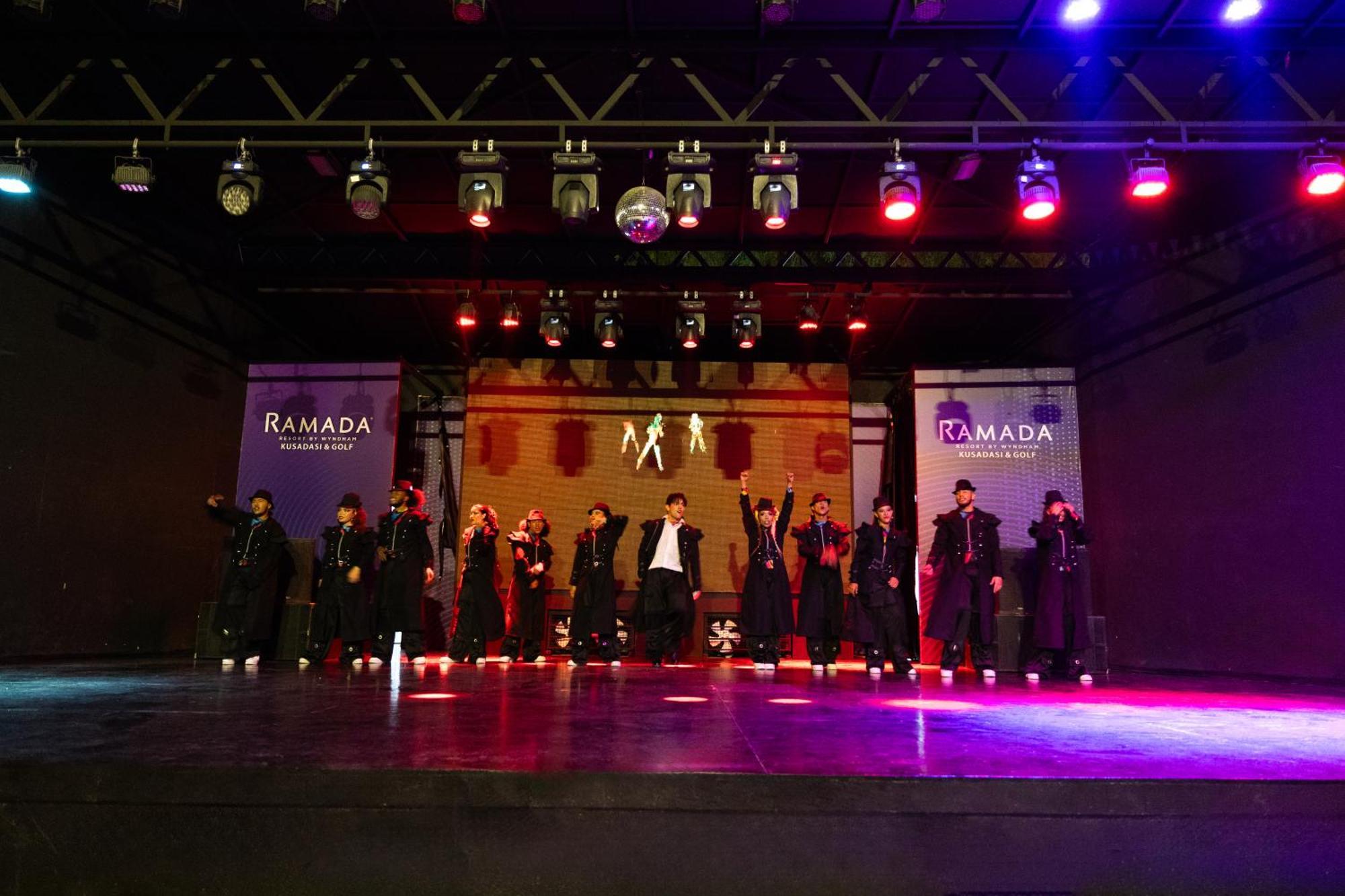 Ramada Resort Kusadasi & Golf Kültér fotó The stage of the hotel's theatre