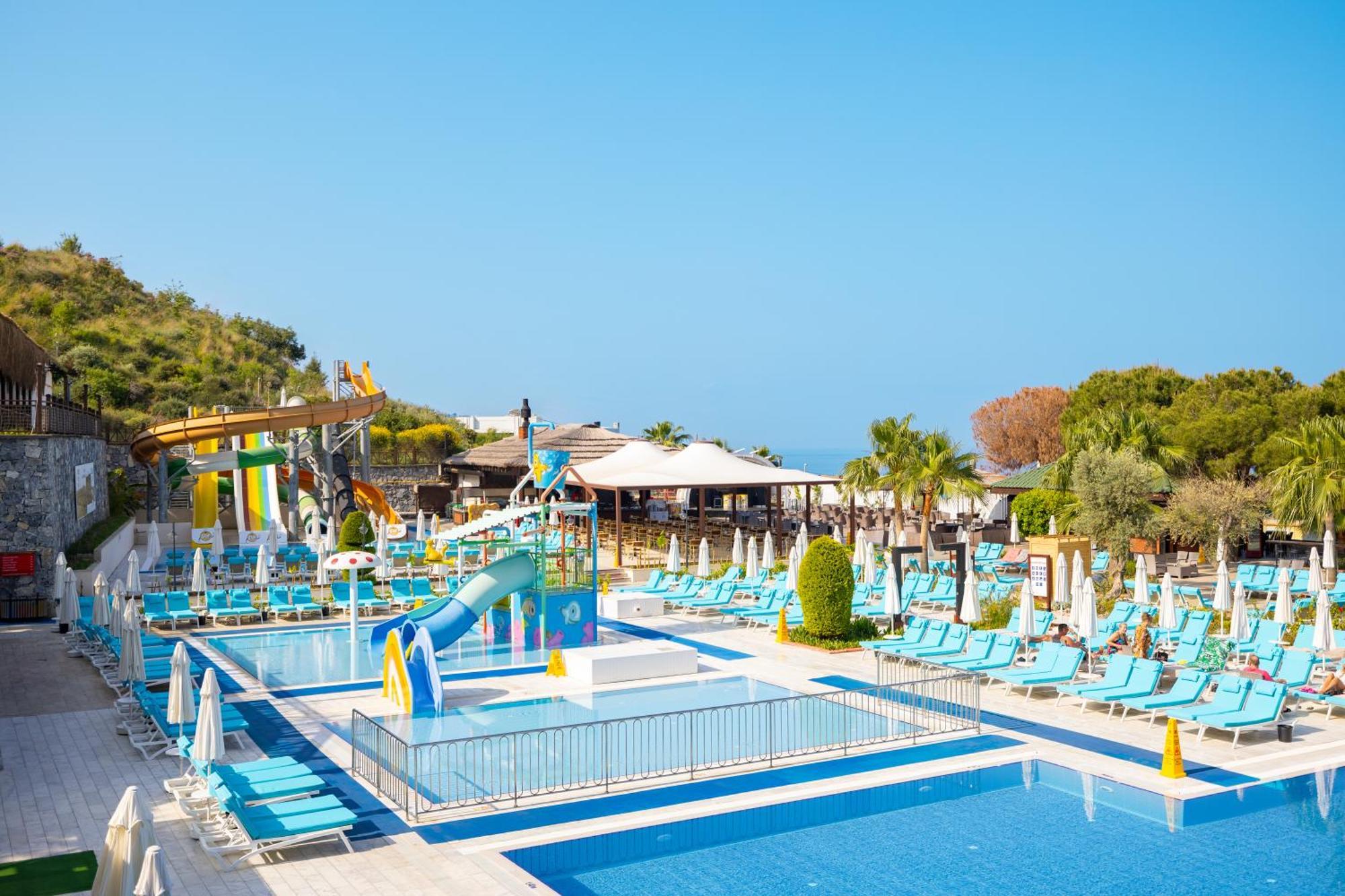 Ramada Resort Kusadasi & Golf Kültér fotó The water park