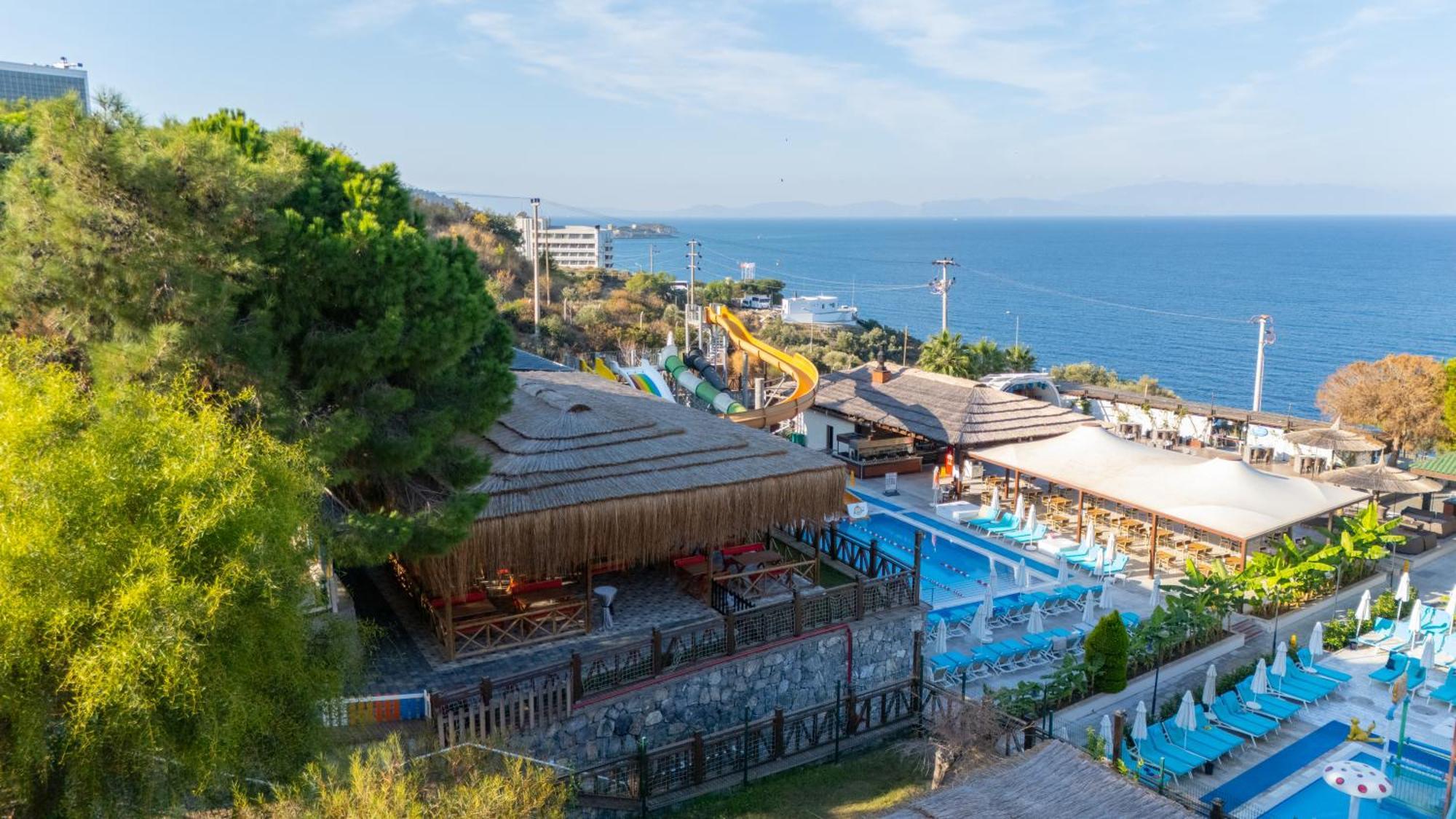 Ramada Resort Kusadasi & Golf Kültér fotó View of the park