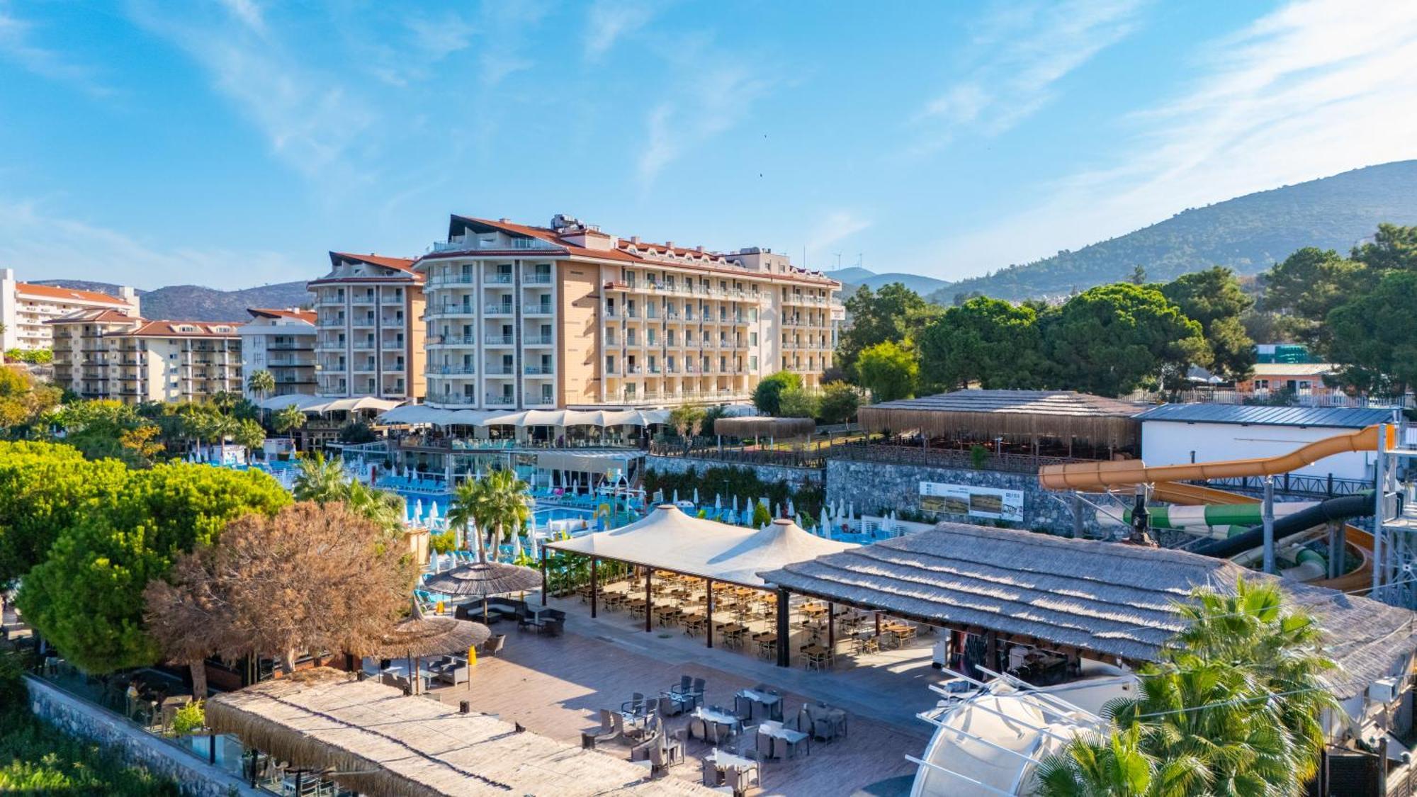 Ramada Resort Kusadasi & Golf Kültér fotó Club Hotel Sera
