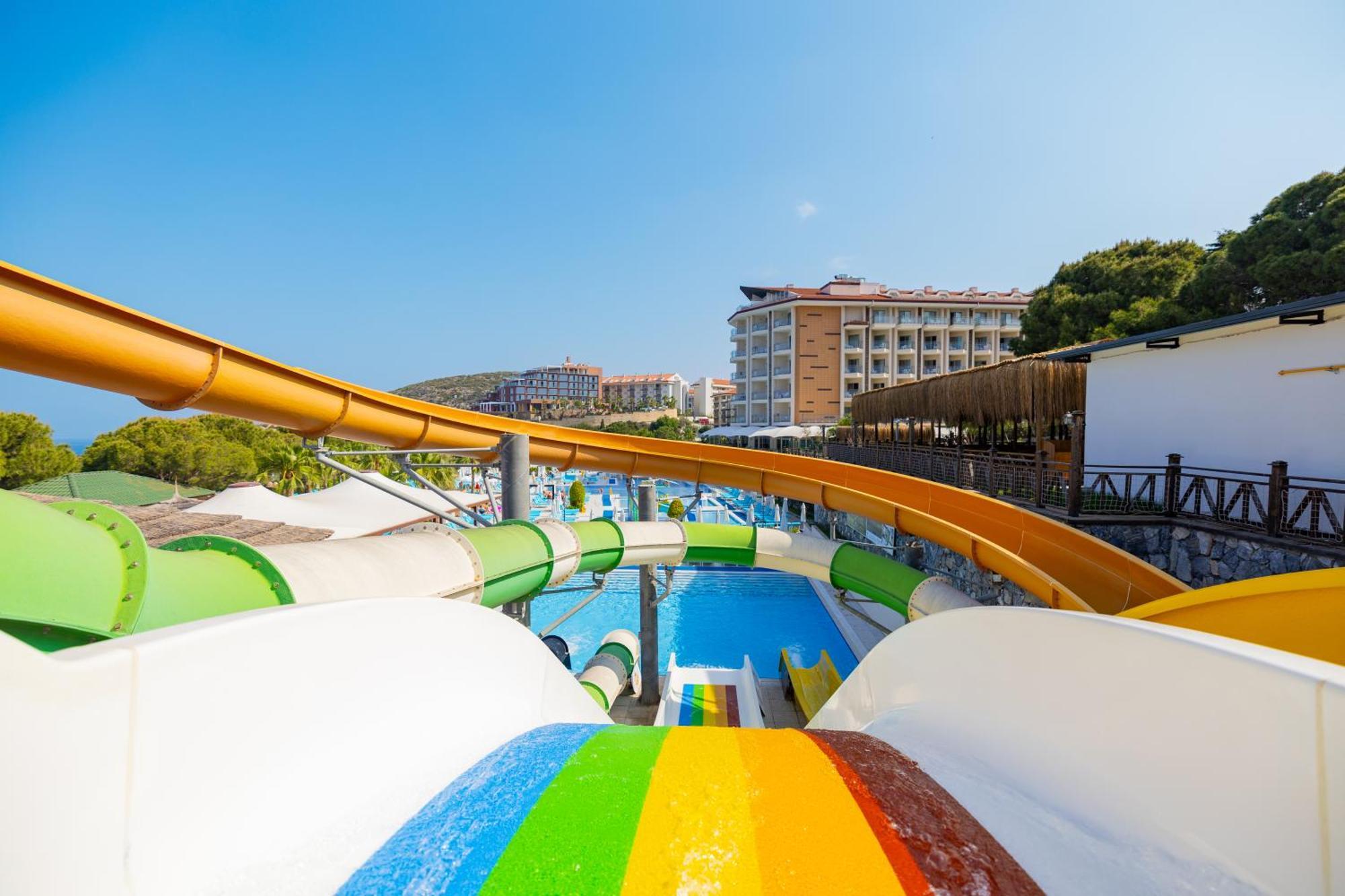 Ramada Resort Kusadasi & Golf Kültér fotó Water park in Turkey