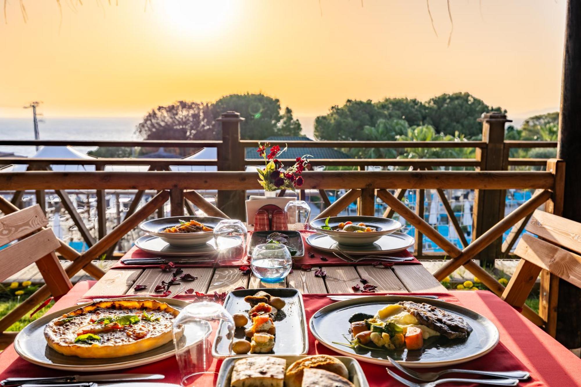 Ramada Resort Kusadasi & Golf Kültér fotó A typical dinner at the resort