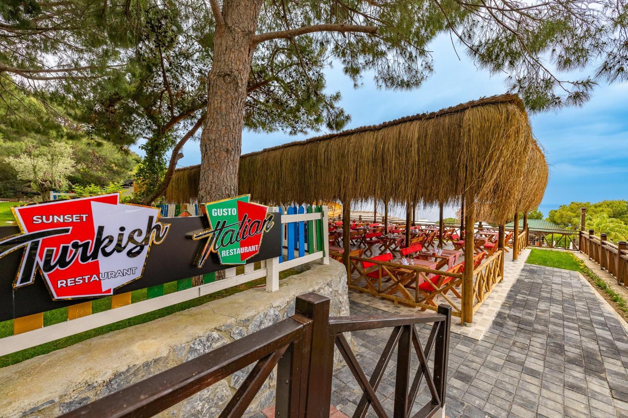 Ramada Resort Kusadasi & Golf Kültér fotó Turkish restaurant in Antalya