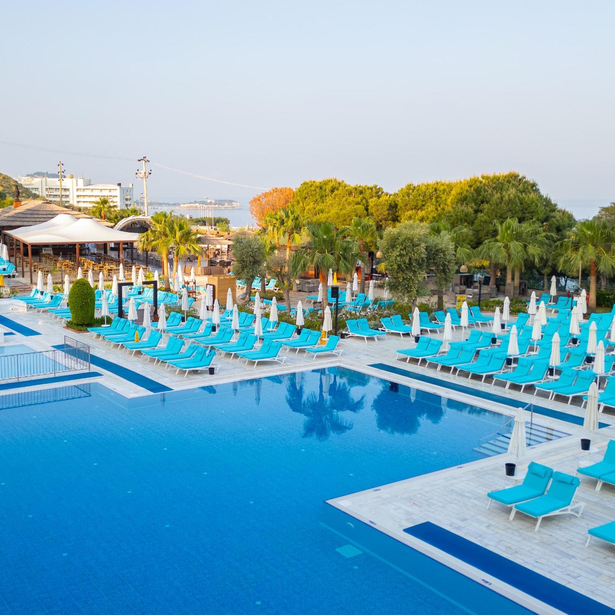 Ramada Resort Kusadasi & Golf Kültér fotó Pool at the hotel