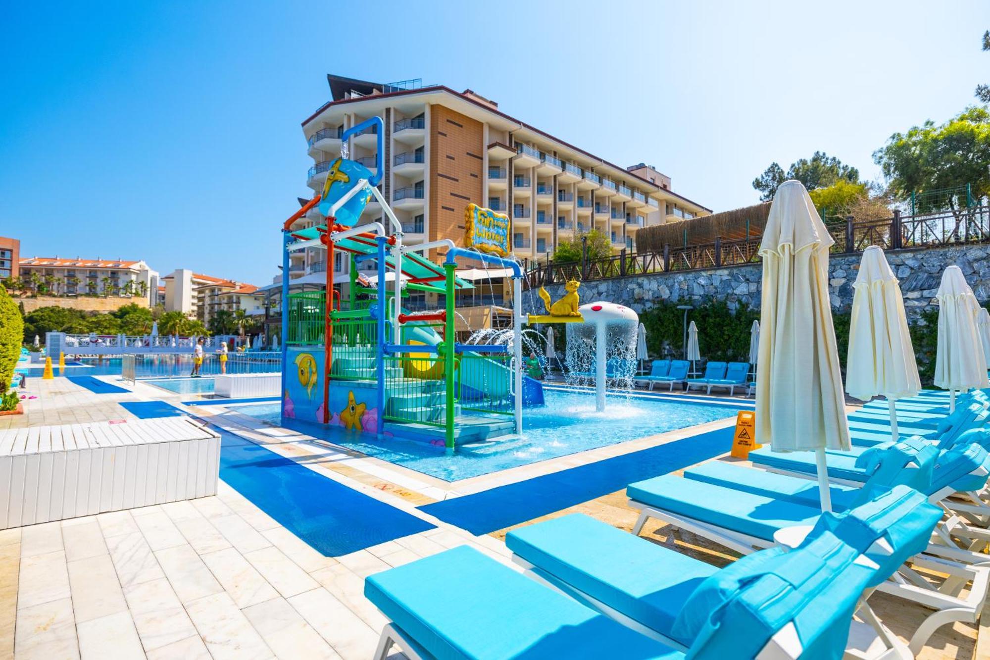 Ramada Resort Kusadasi & Golf Kültér fotó