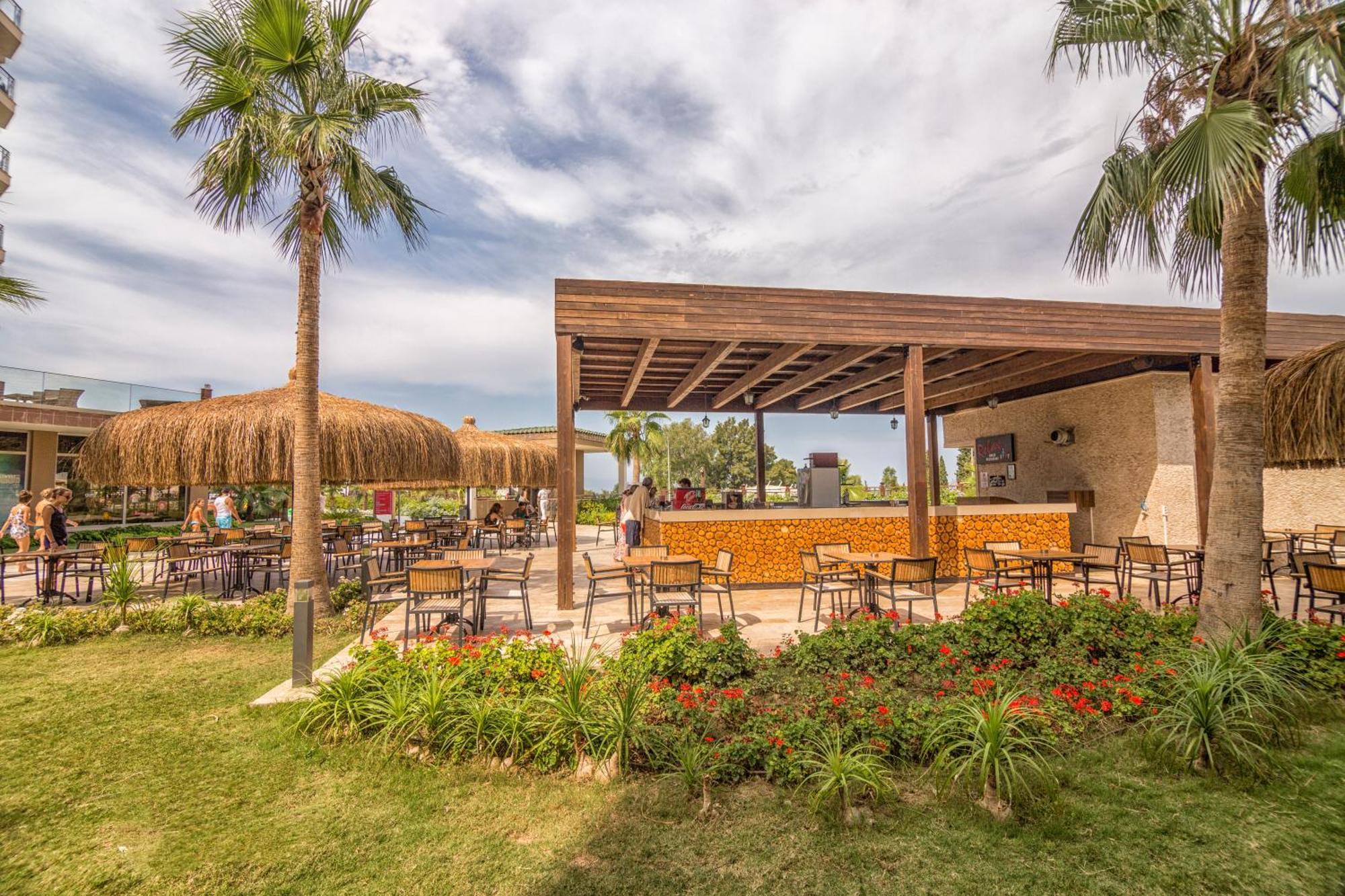 Ramada Resort Kusadasi & Golf Kültér fotó The beach bar at the resort