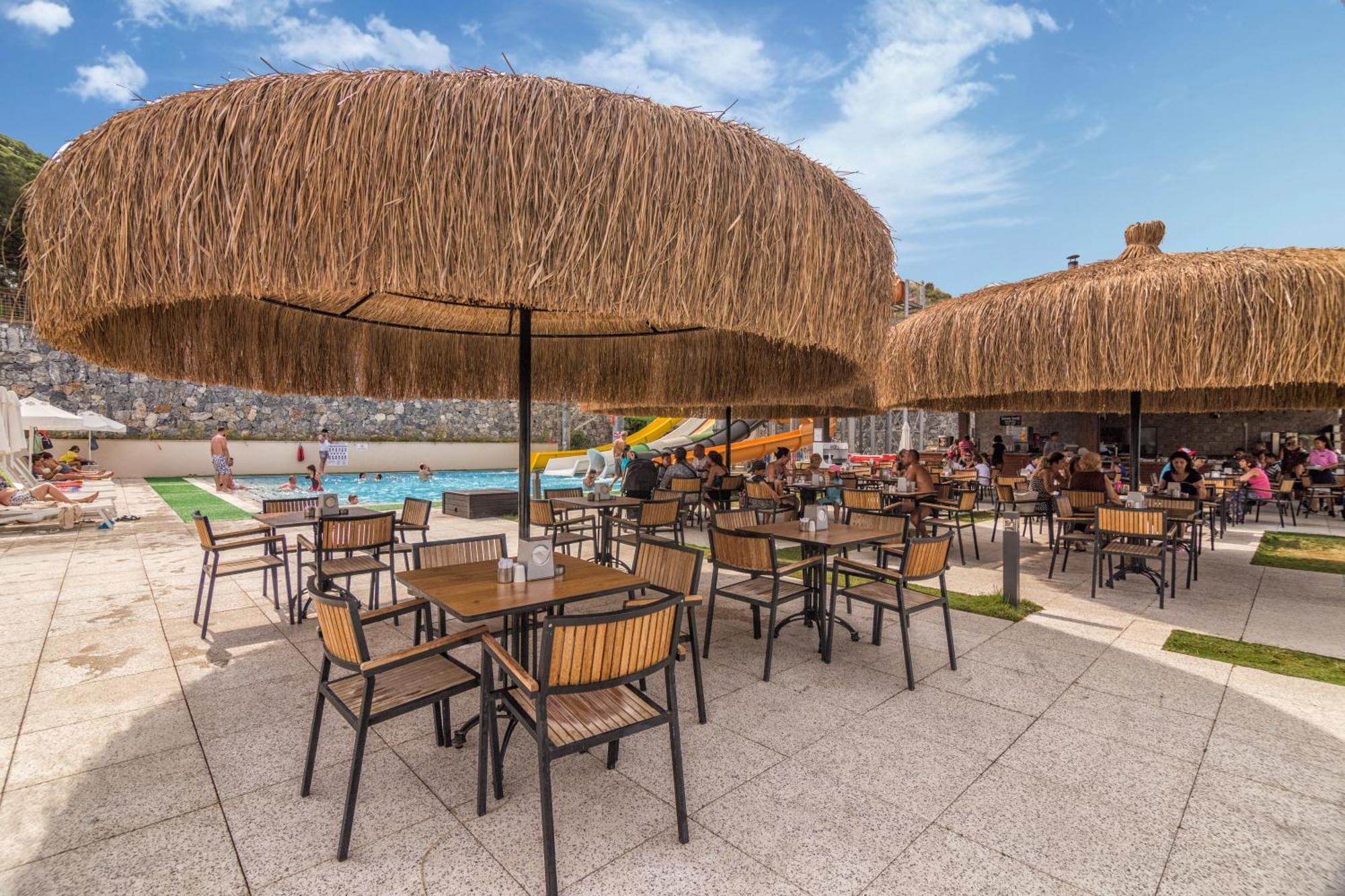 Ramada Resort Kusadasi & Golf Kültér fotó The restaurant