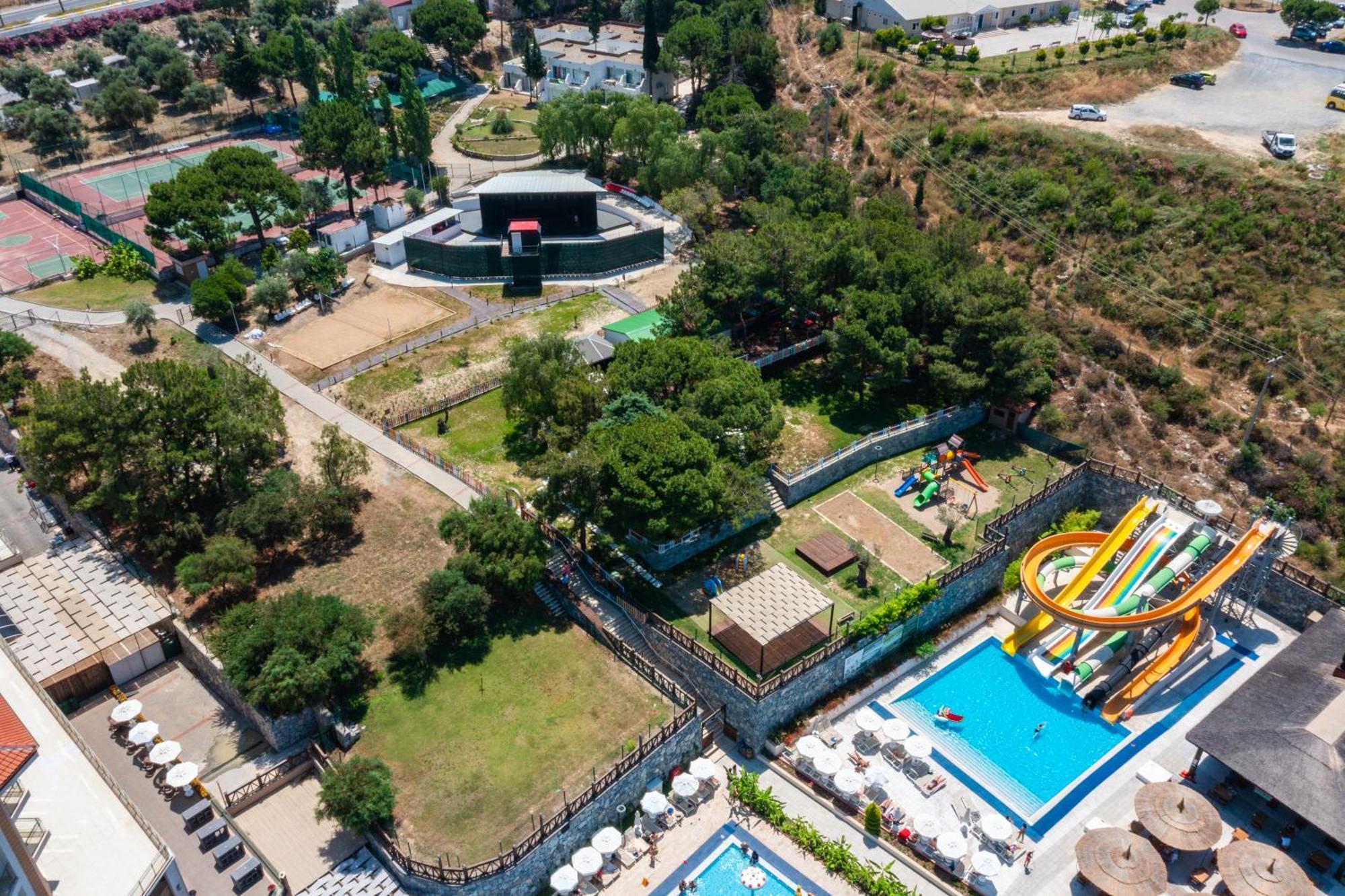 Ramada Resort Kusadasi & Golf Kültér fotó Aerial view of the park