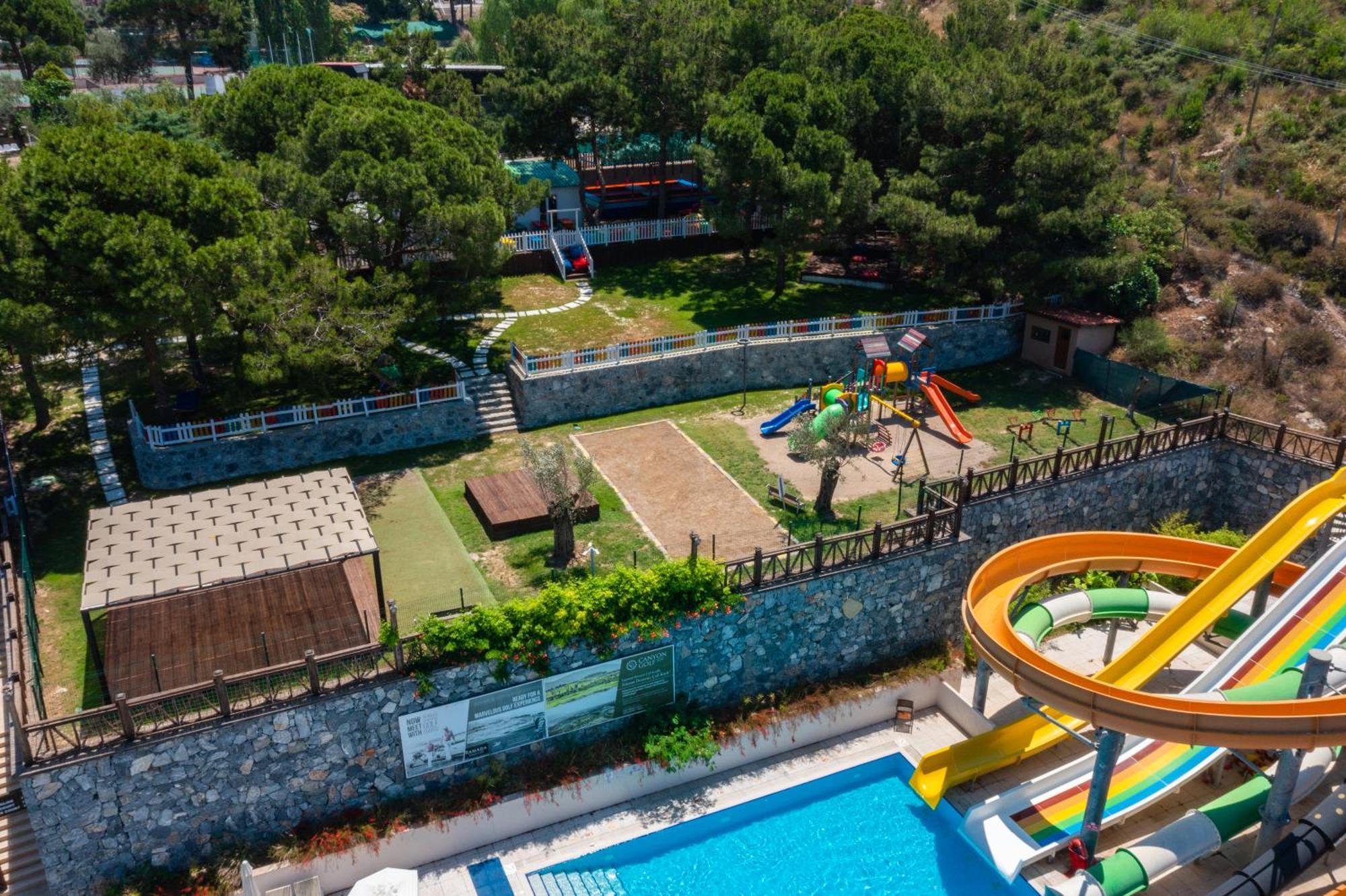 Ramada Resort Kusadasi & Golf Kültér fotó Aerial view of the park