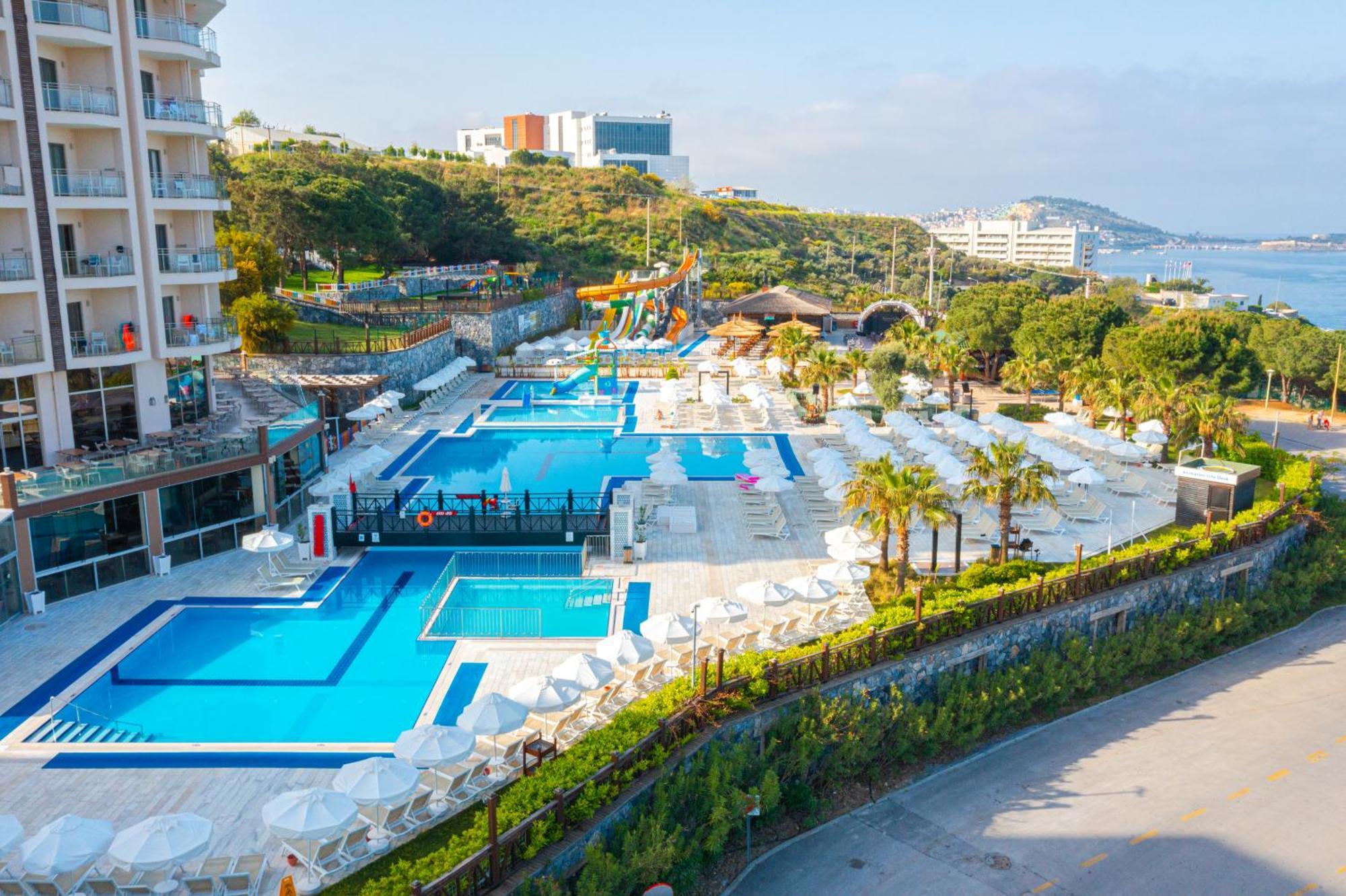 Ramada Resort Kusadasi & Golf Kültér fotó A view of the hotel