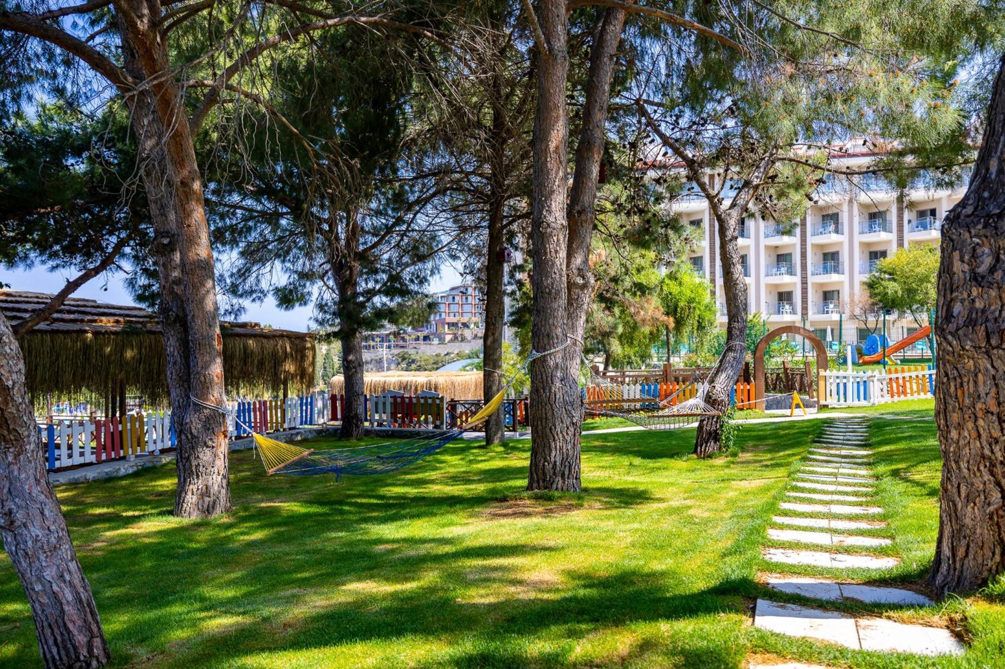 Ramada Resort Kusadasi & Golf Kültér fotó The park
