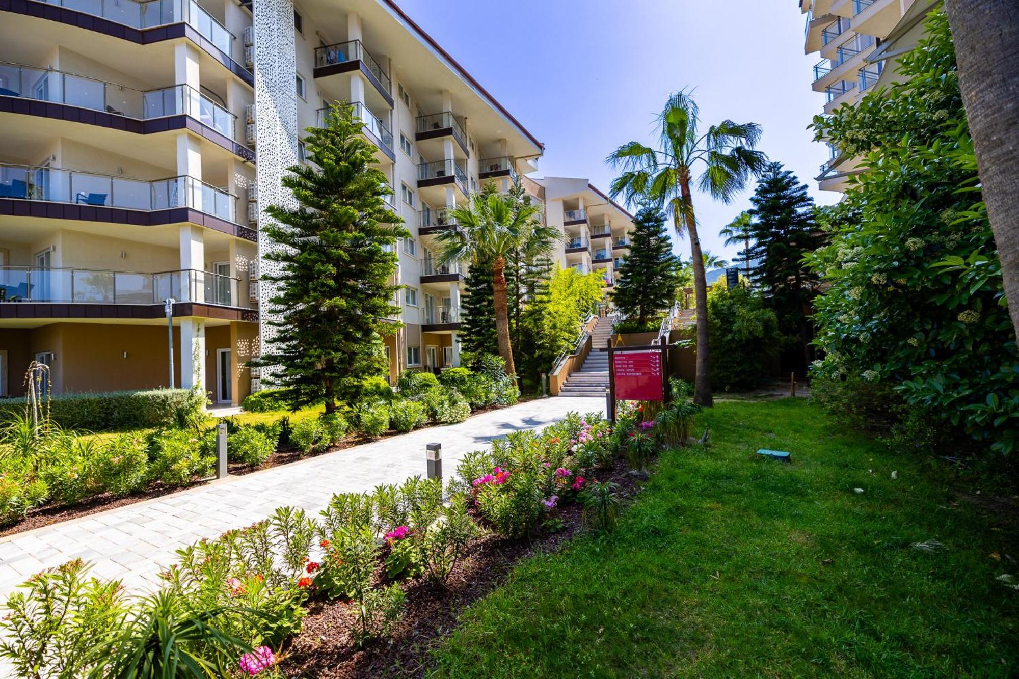Ramada Resort Kusadasi & Golf Kültér fotó Residential complex in Antalya