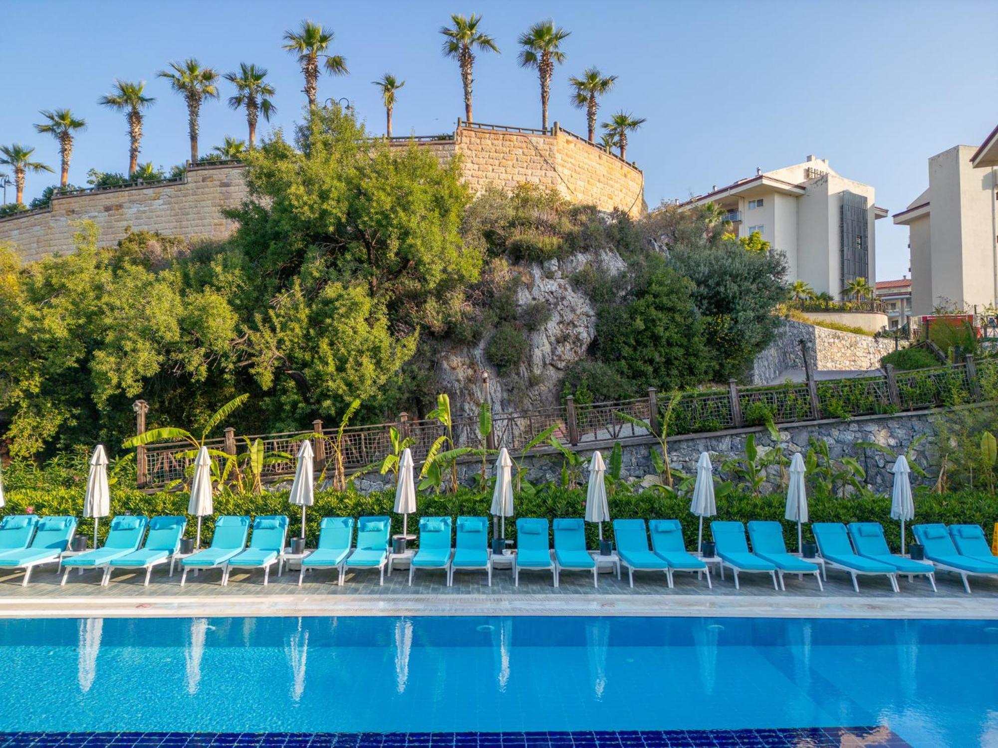 Ramada Resort Kusadasi & Golf Kültér fotó A view of the hotel