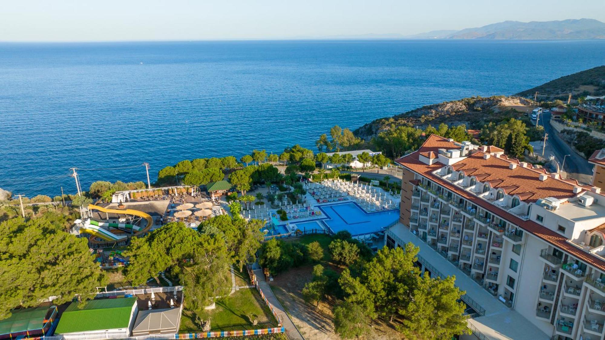 Ramada Resort Kusadasi & Golf Kültér fotó A view of the resort