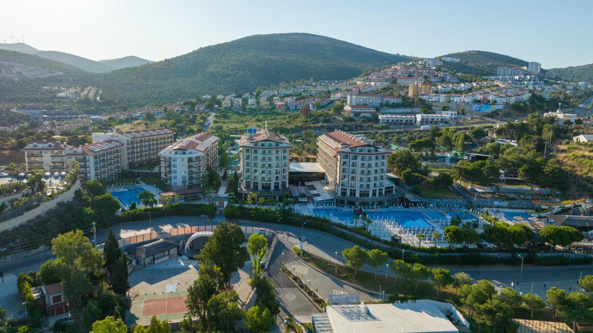 Ramada Resort Kusadasi & Golf Kültér fotó Aerial view of the complex