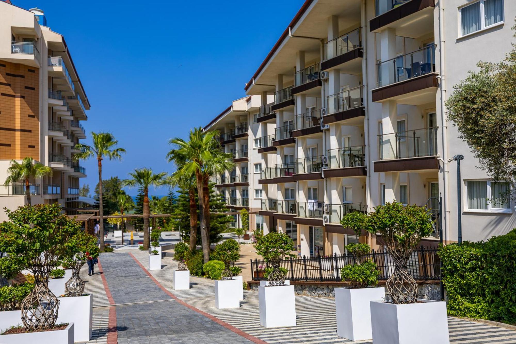 Ramada Resort Kusadasi & Golf Kültér fotó Residential complex in Antalya