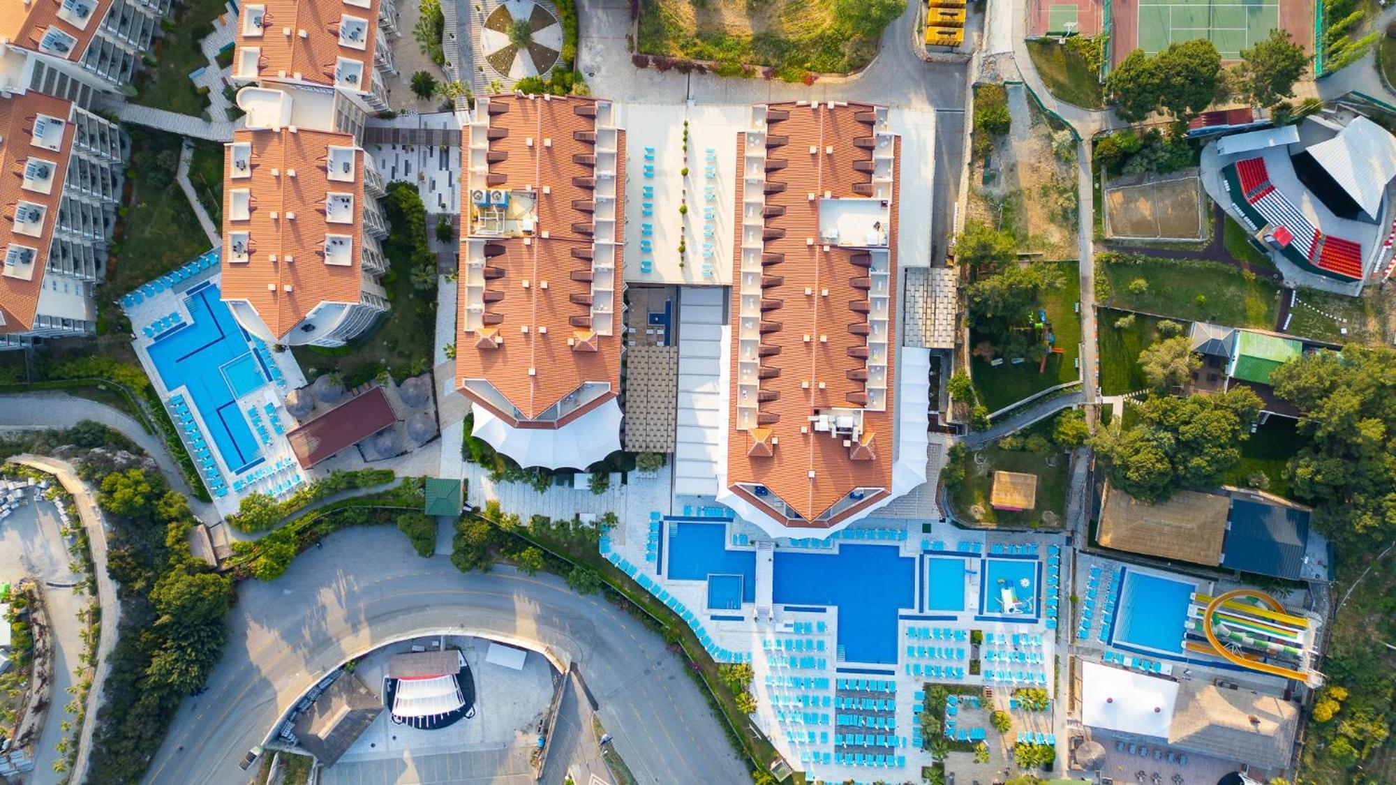 Ramada Resort Kusadasi & Golf Kültér fotó Aerial view of the hotel