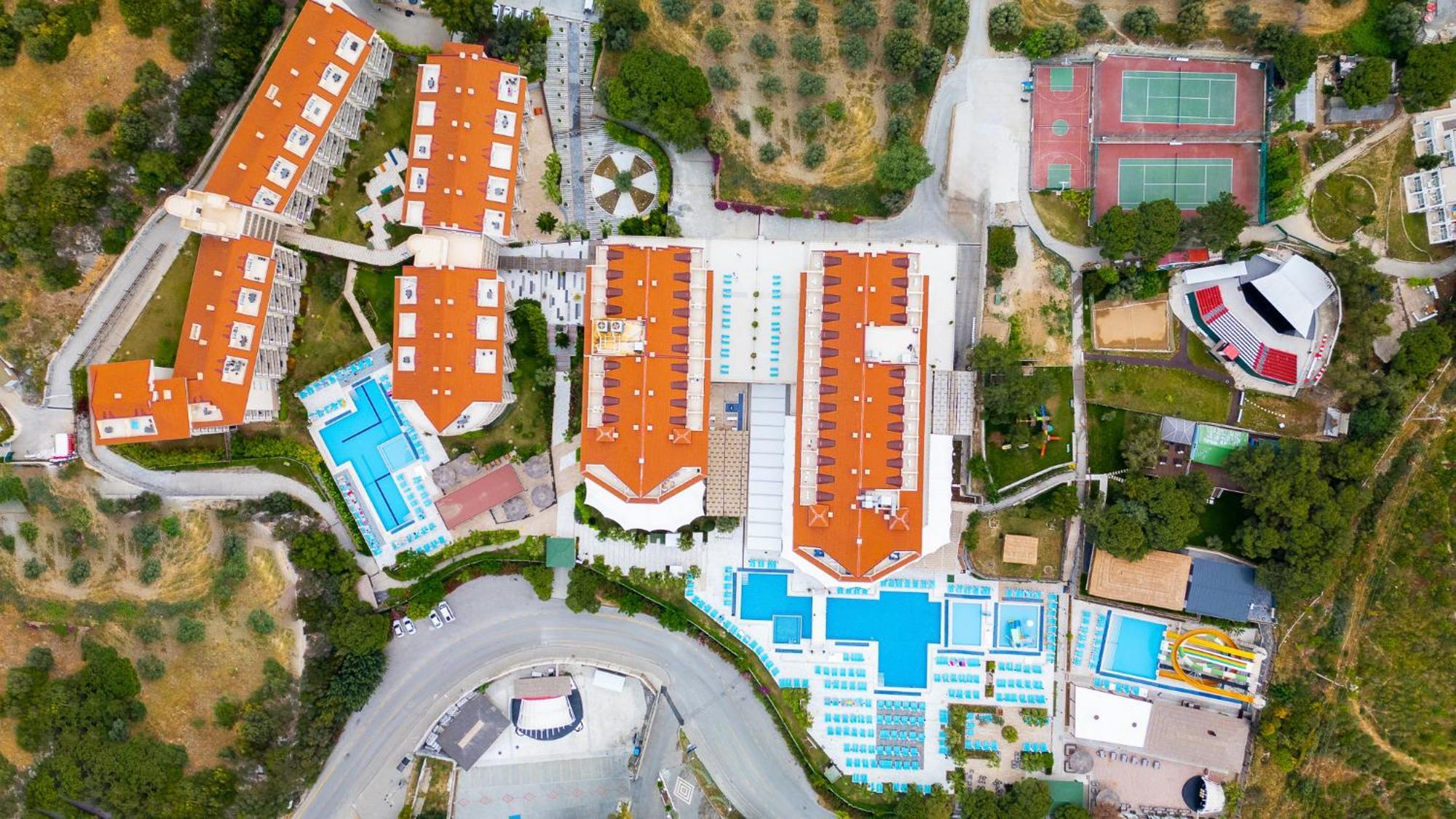 Ramada Resort Kusadasi & Golf Kültér fotó Aerial view of the hotel