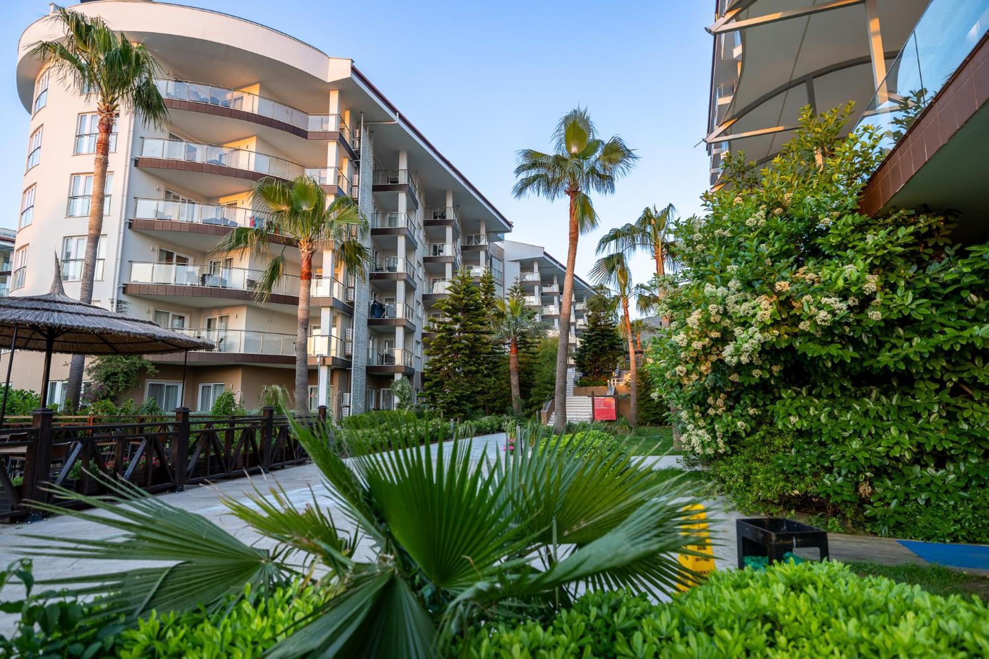 Ramada Resort Kusadasi & Golf Kültér fotó The complex of the hotel