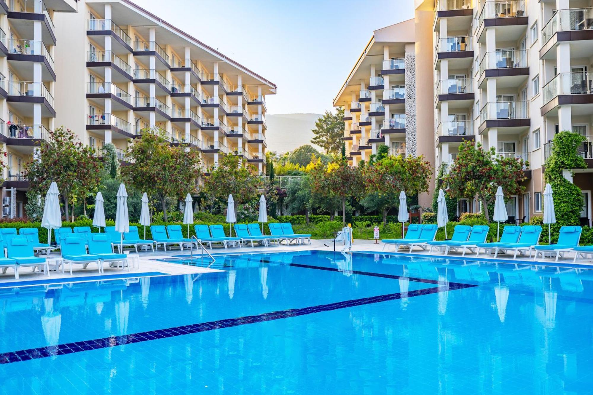 Ramada Resort Kusadasi & Golf Kültér fotó The hotel's swimming pool