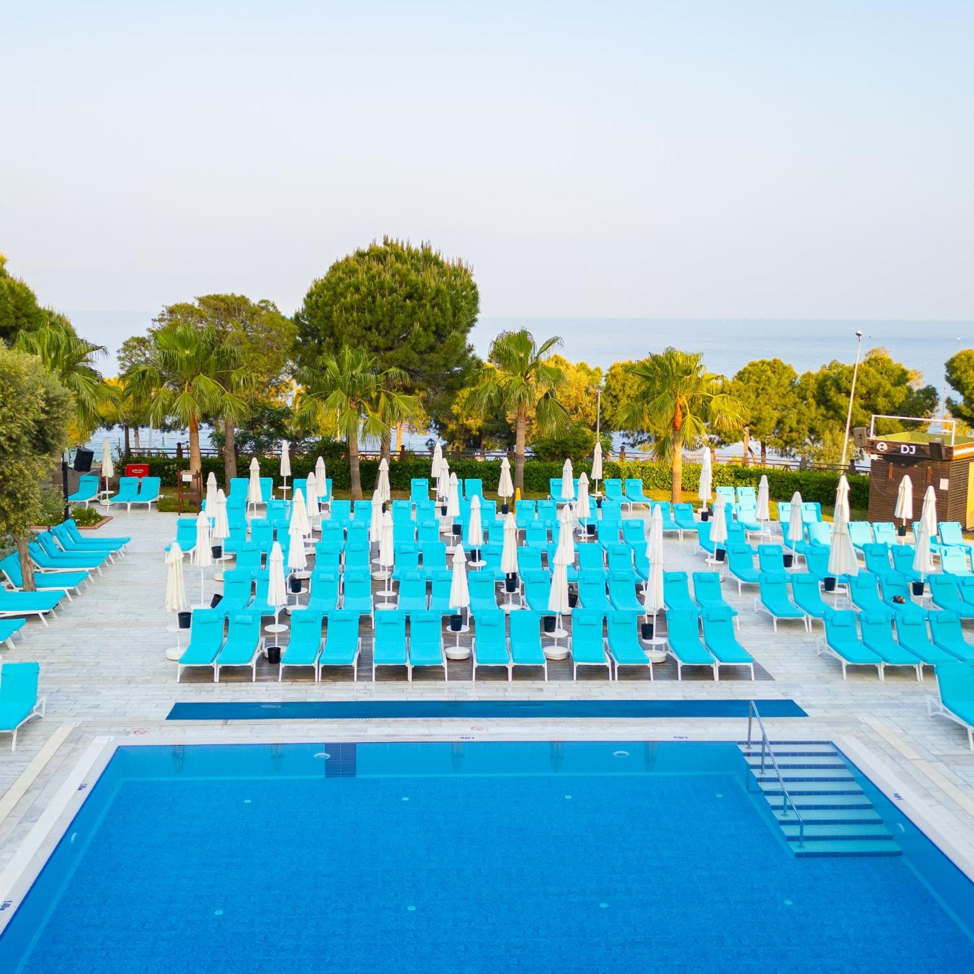 Ramada Resort Kusadasi & Golf Kültér fotó The beach at the hotel