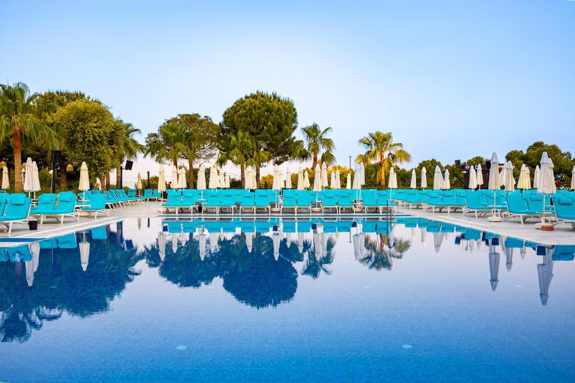 Ramada Resort Kusadasi & Golf Kültér fotó Pool at the hotel
