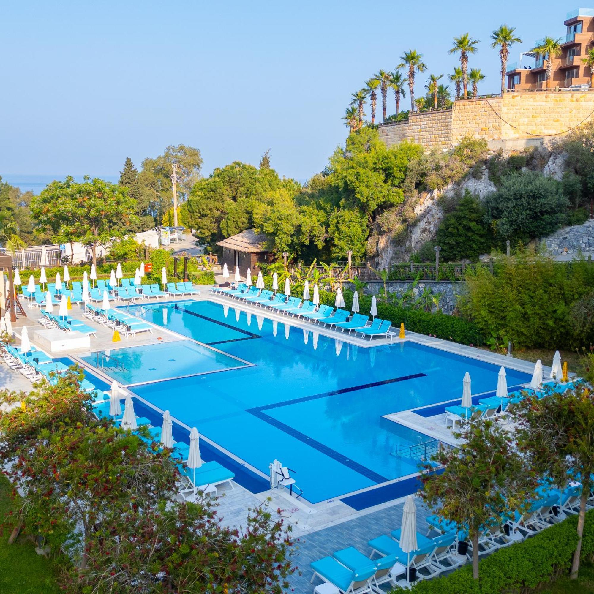 Ramada Resort Kusadasi & Golf Kültér fotó A swimming pool