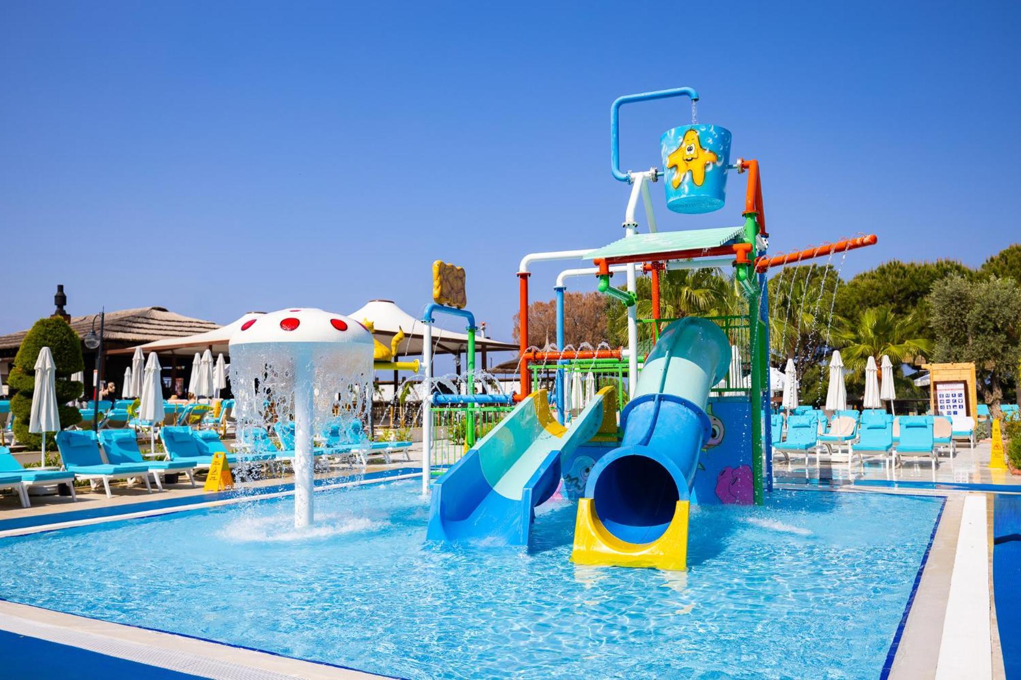 Ramada Resort Kusadasi & Golf Kültér fotó A water park in Greece