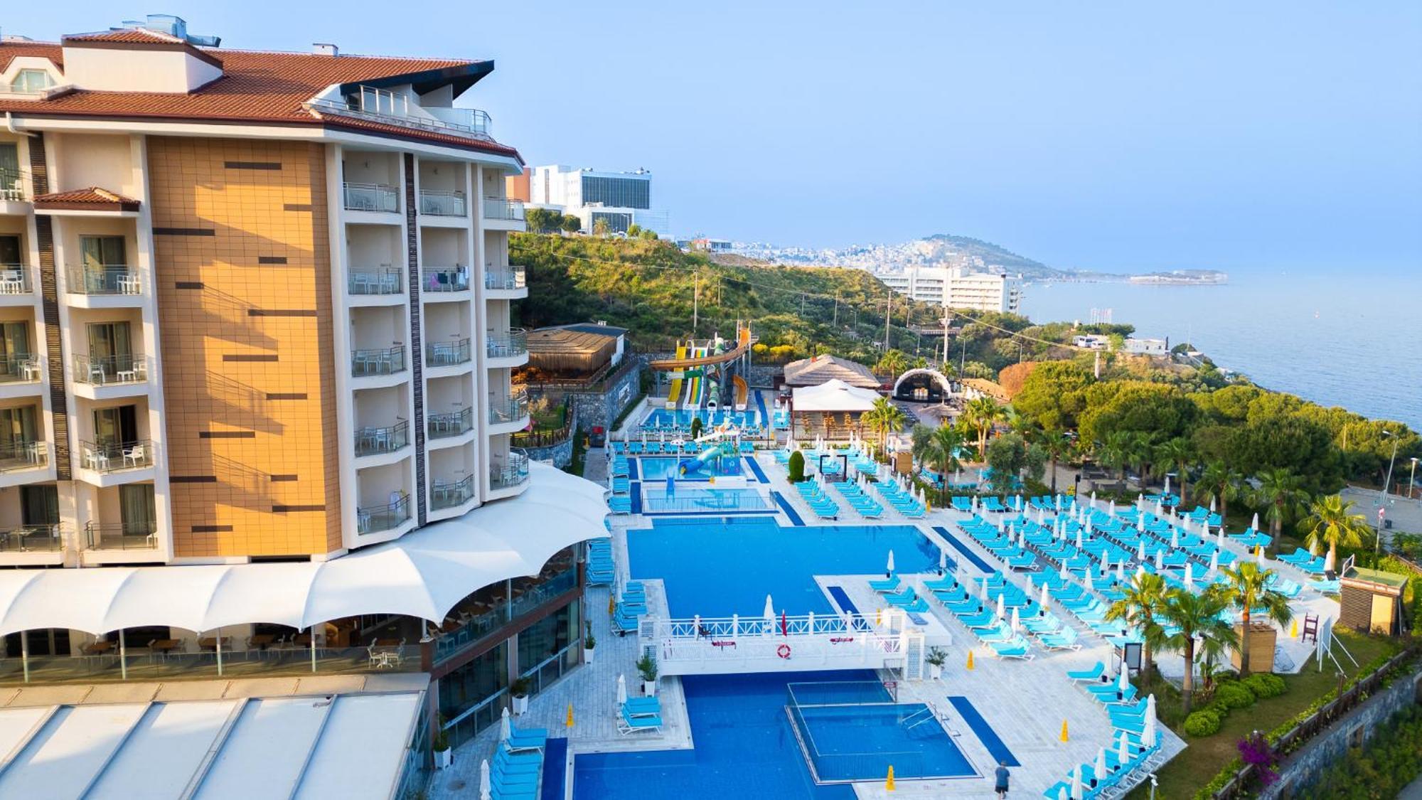 Ramada Resort Kusadasi & Golf Kültér fotó A view of the hotel