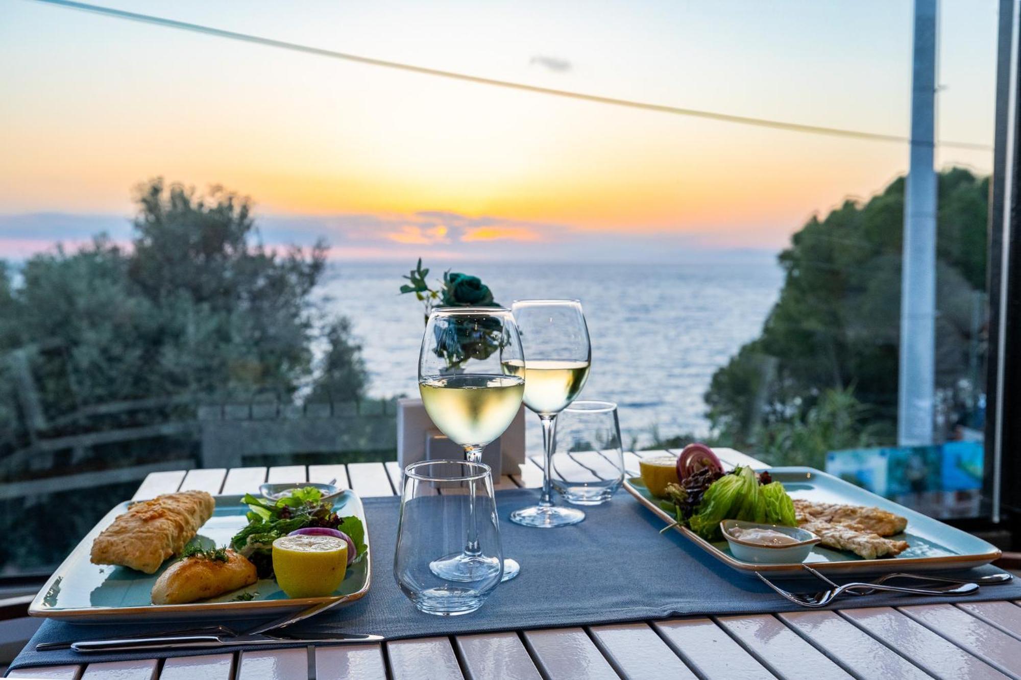 Ramada Resort Kusadasi & Golf Kültér fotó Sunset at the restaurant