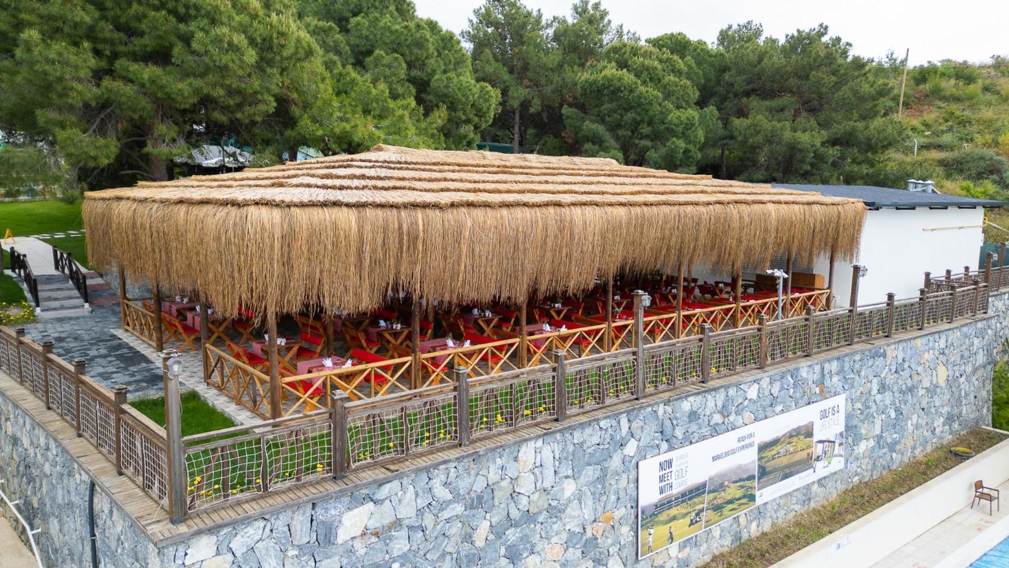 Ramada Resort Kusadasi & Golf Kültér fotó Restaurant in the village
