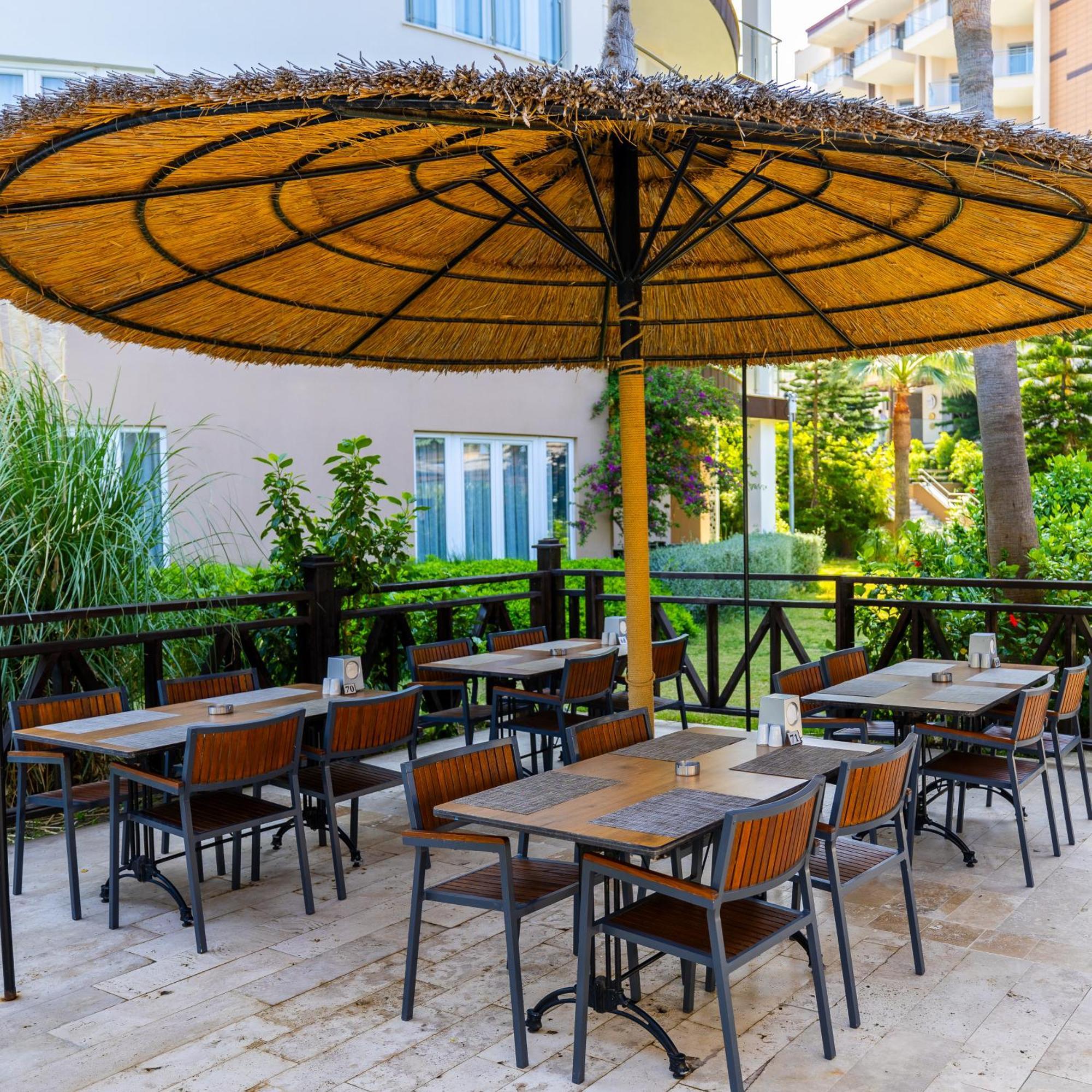 Ramada Resort Kusadasi & Golf Kültér fotó A restaurant in Turkey