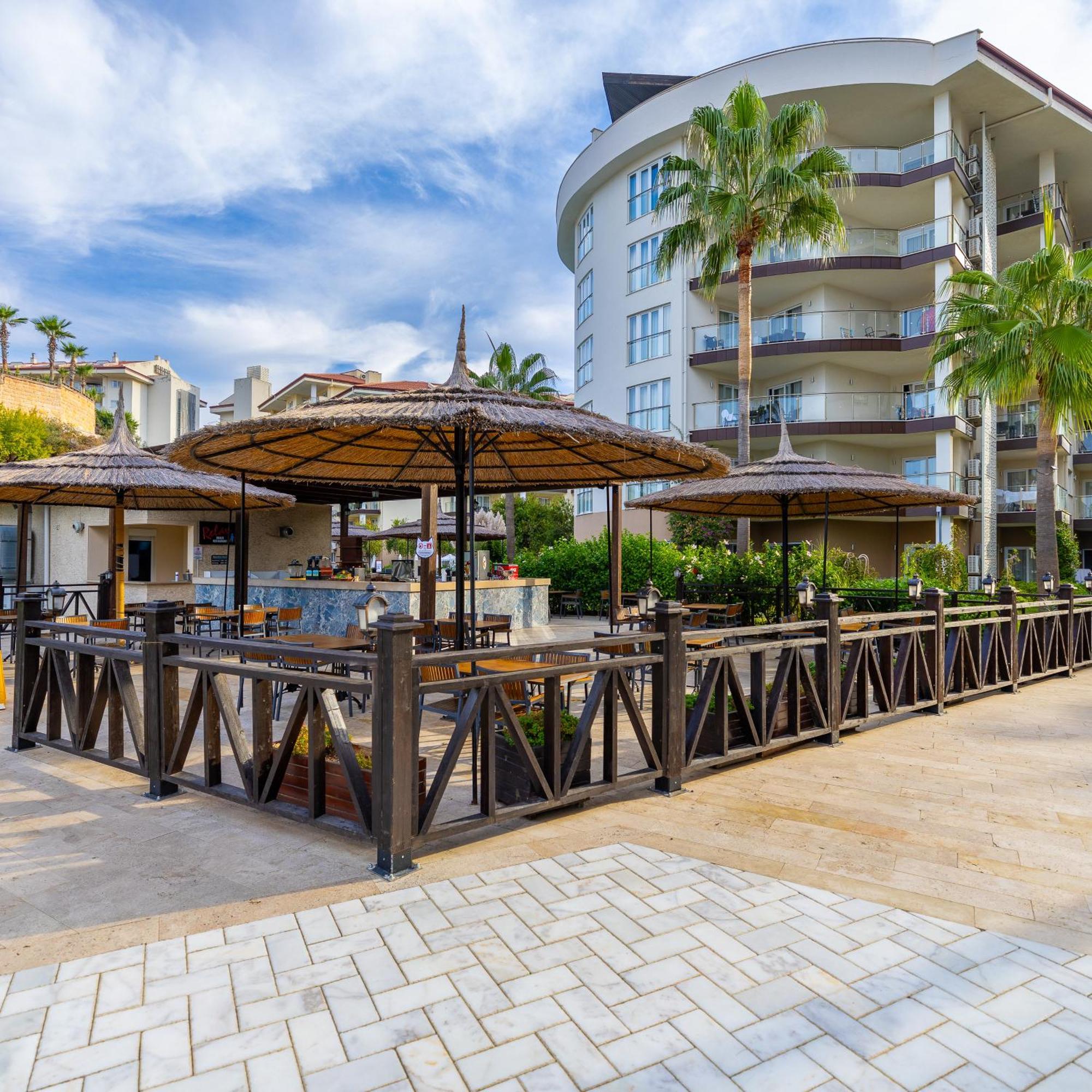 Ramada Resort Kusadasi & Golf Kültér fotó A poolside bar in Turkey