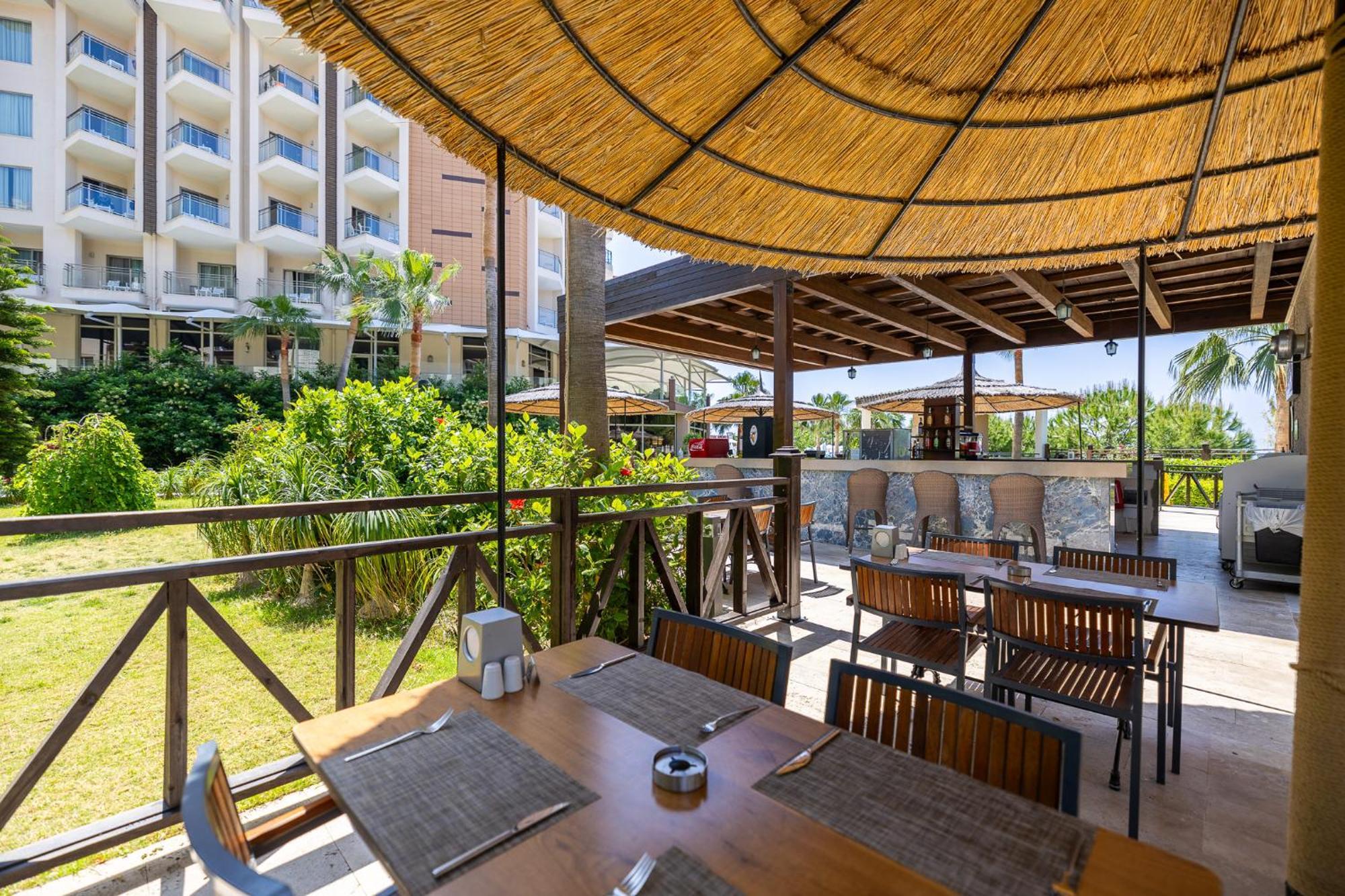 Ramada Resort Kusadasi & Golf Kültér fotó The restaurant